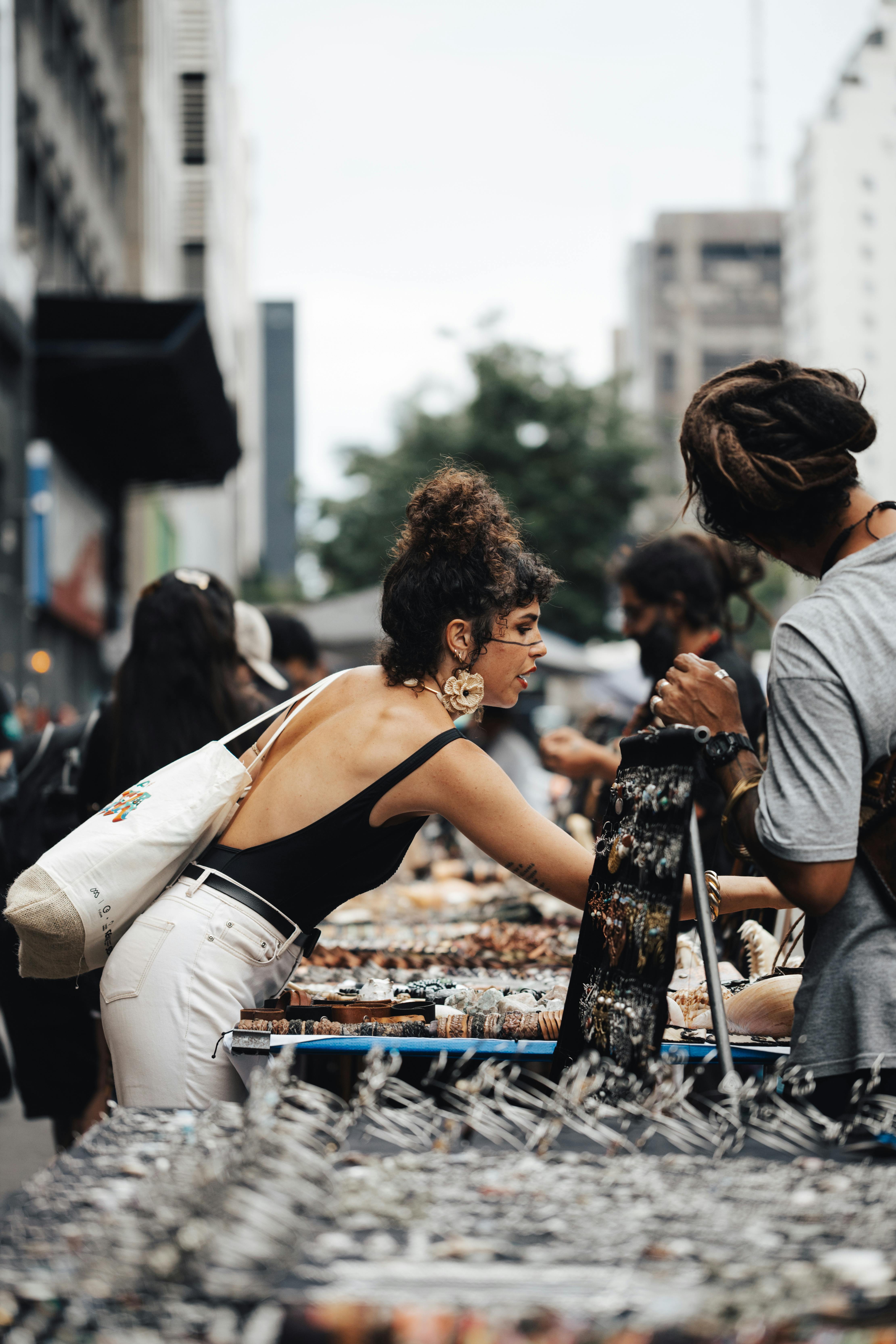 Gratis Suasana pasar jalanan yang ramai dengan beragam orang yang berinteraksi dan berbelanja perhiasan. Foto Stok