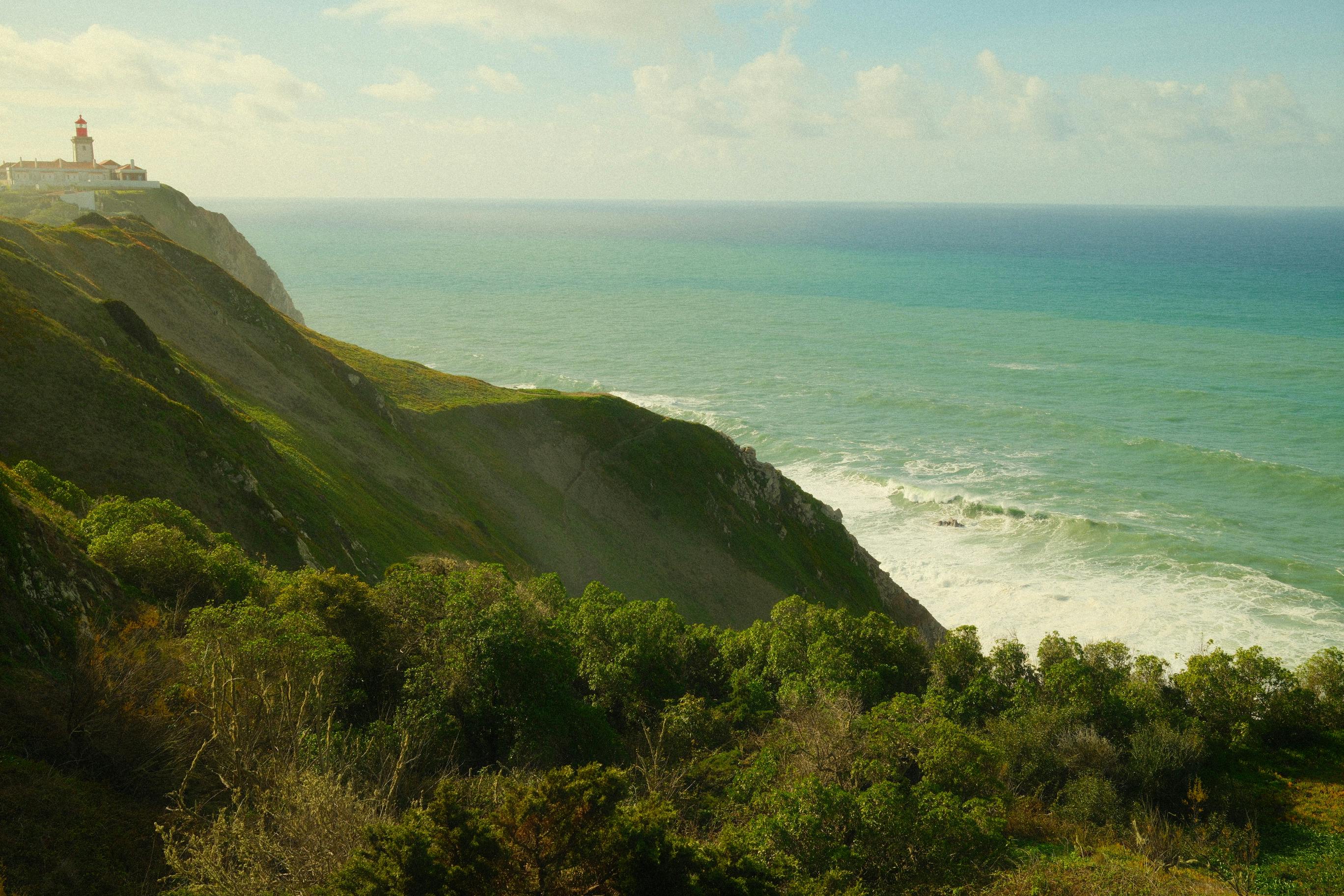Gratis Fantastisk utsikt over klippene og fyret ved Cabo da Roca over Atlanterhavet i Portugal. Arkivbilde