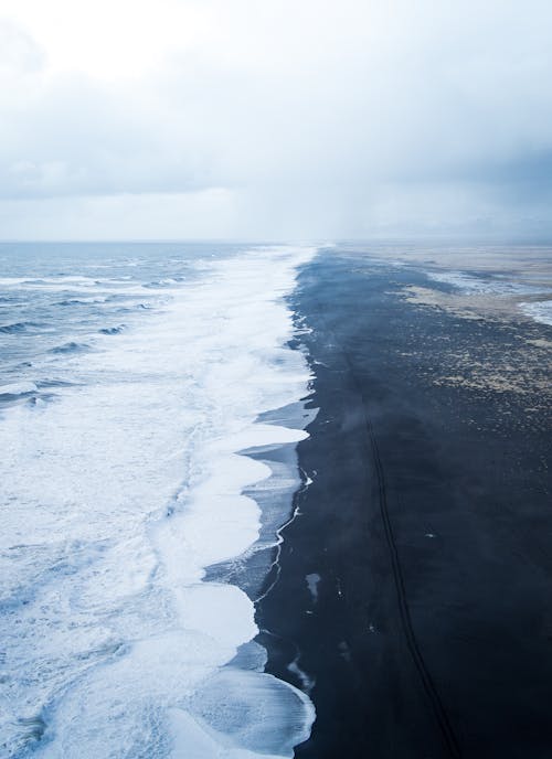 Kıyıda çöken Okyanus Dalgaları