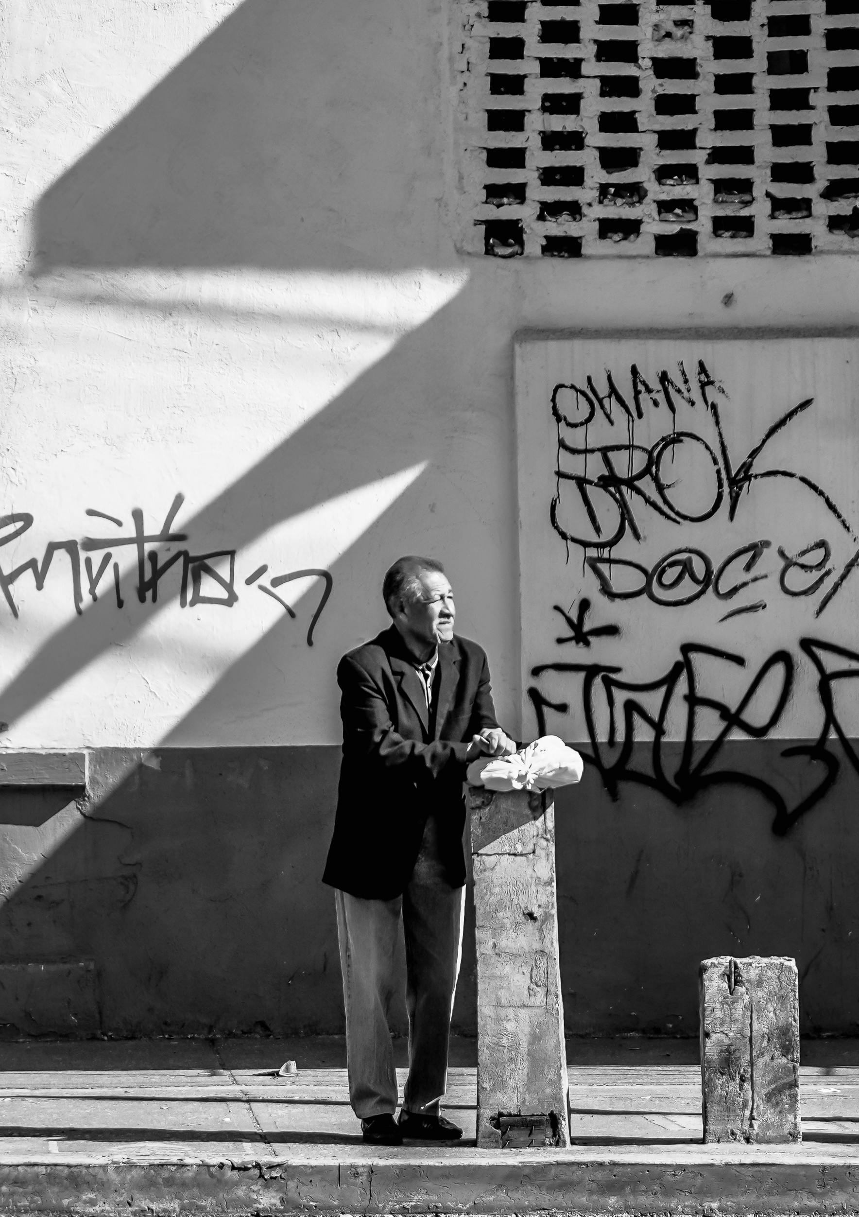 Zadarmo Čiernobiela fotografia staršieho muža v slnečnej uličke, Puebla, Mexiko. Fotka z fotobanky