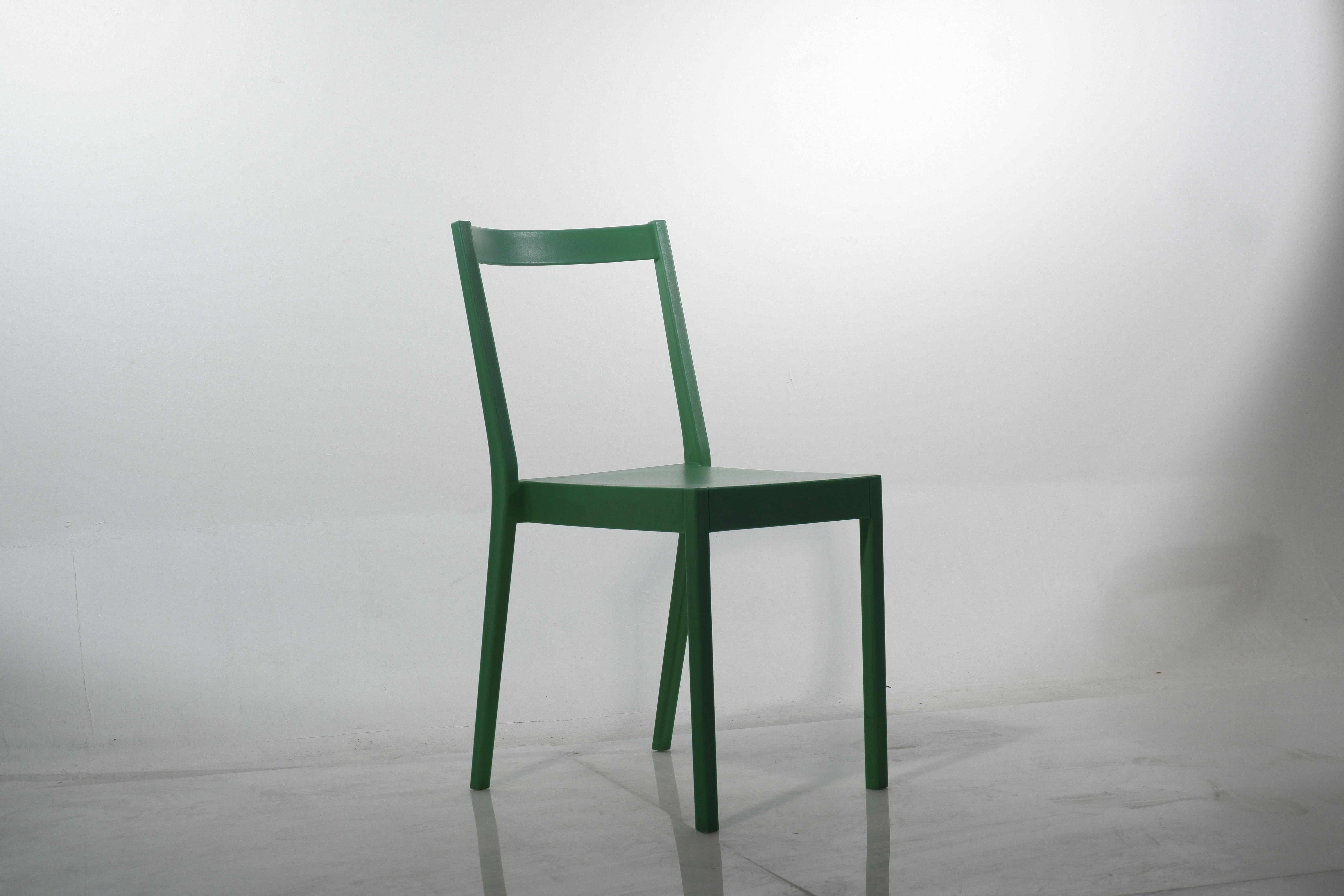 Gratuit Un scaun elegant verde închis, pus în valoare pe un fundal alb simplu, sub iluminare de studio. Fotografie de stoc