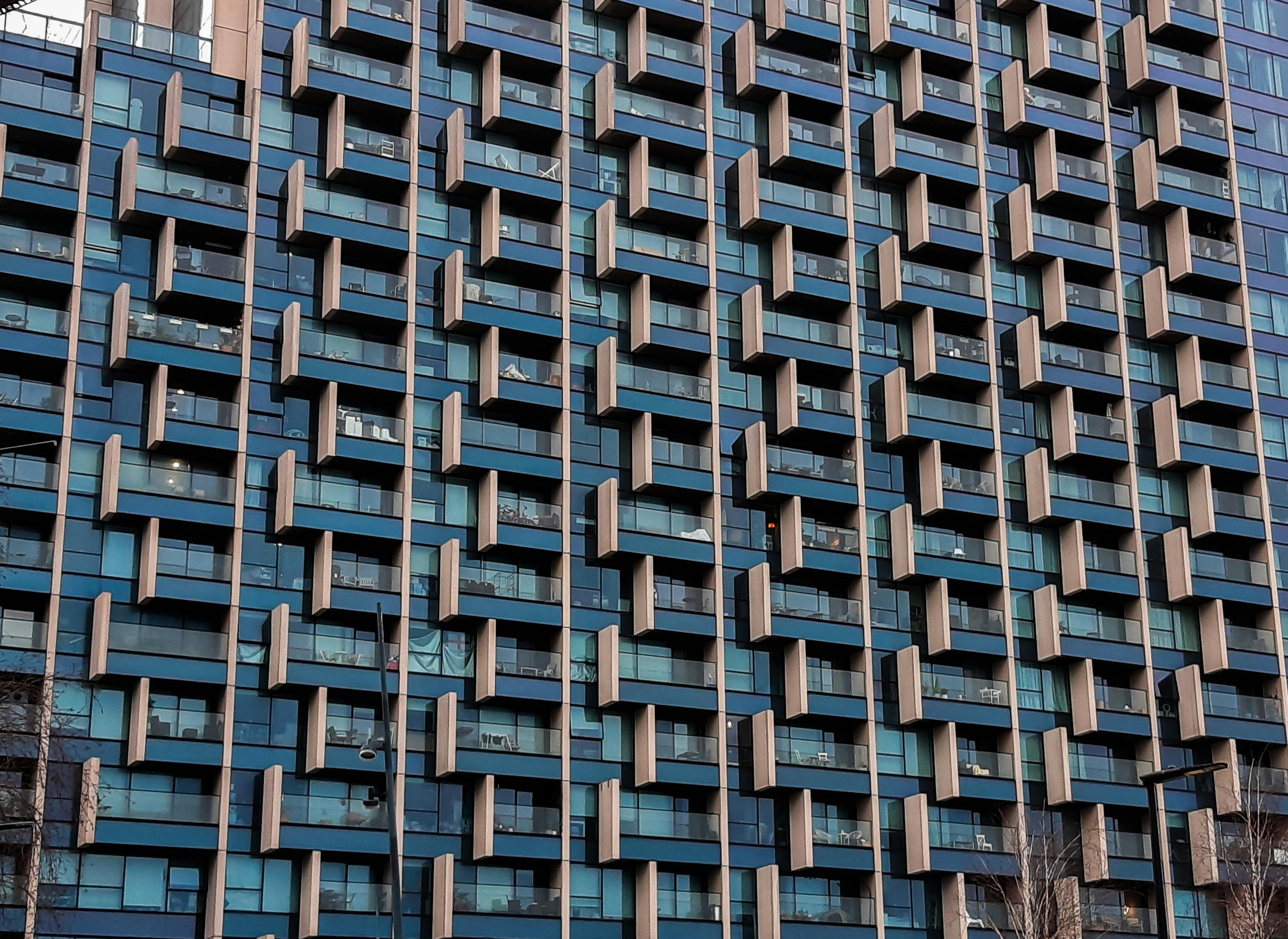 ingyenes Részletes nézet egy modern épületről geometrikus mintával és kék ablakokkal. Stockfotó