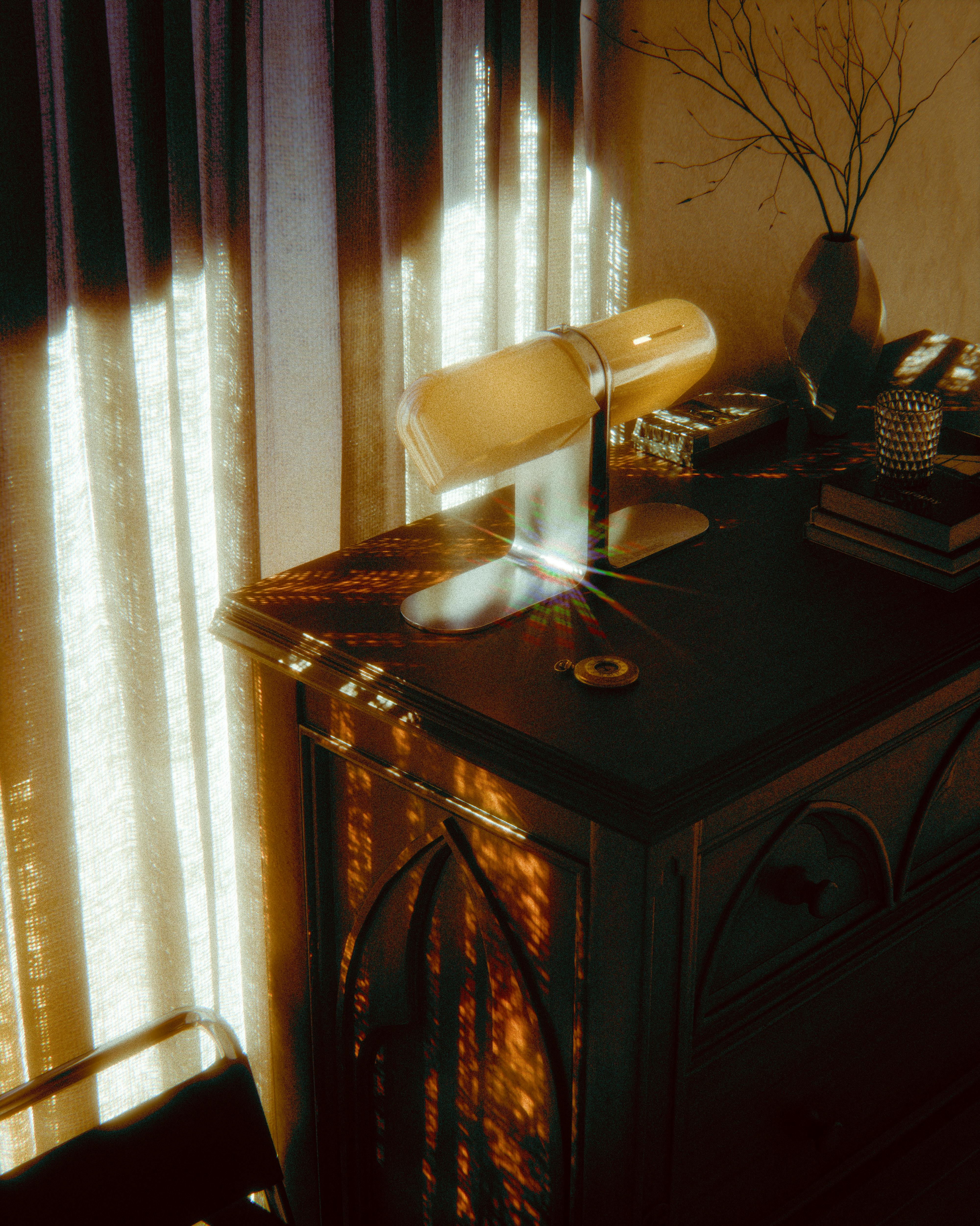 Gratis Et hyggeligt, solrigt interiør med et vintage skrivebord, bøger og en dekorativ lampe, der kaster varme skygger. Lagerfoto