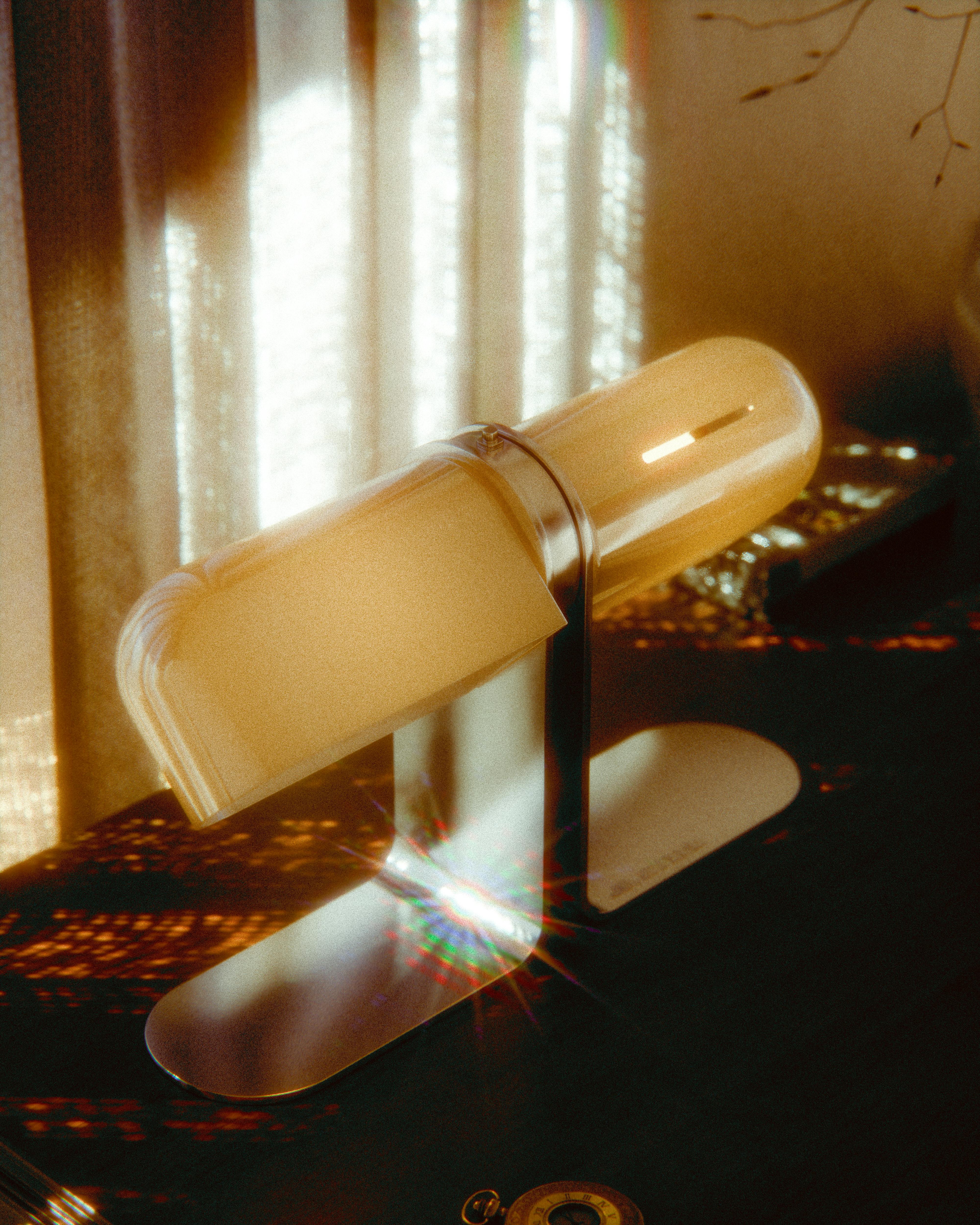 Gratuit La lumière chaude d'une lampe moderne projette des ombres sur une table dans un intérieur cosy. Photos