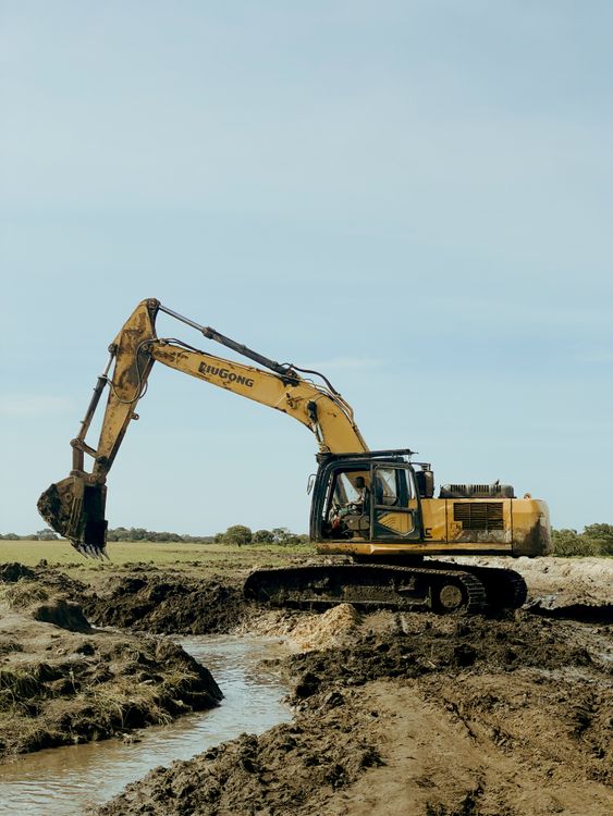 Excavadora Industrial En Una Escena De Construcción En Un Campo Fangoso ...