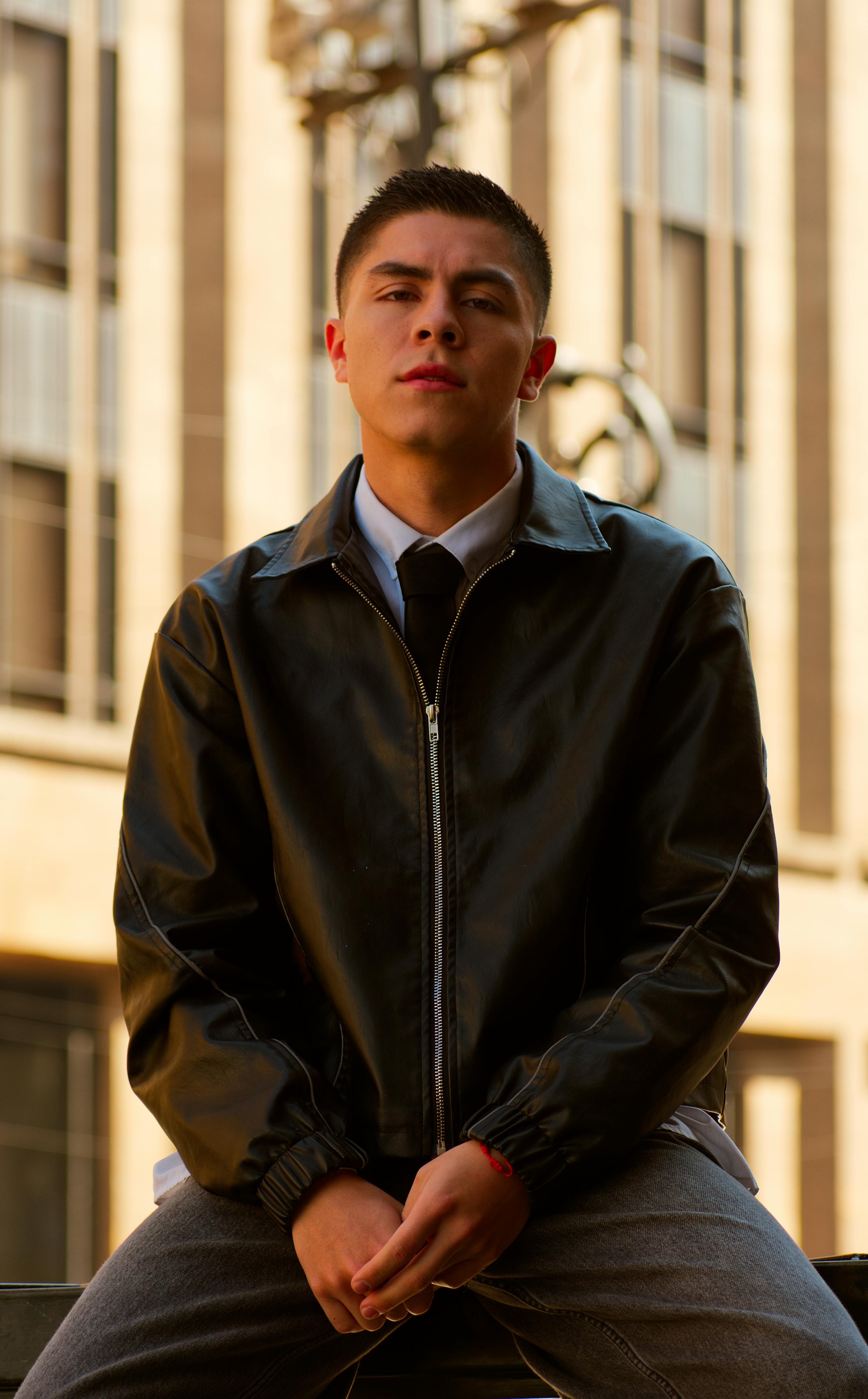 Gratuit Portrait d'un jeune homme en blouson de cuir, avec la ville de Mexico en arrière-plan. Photos