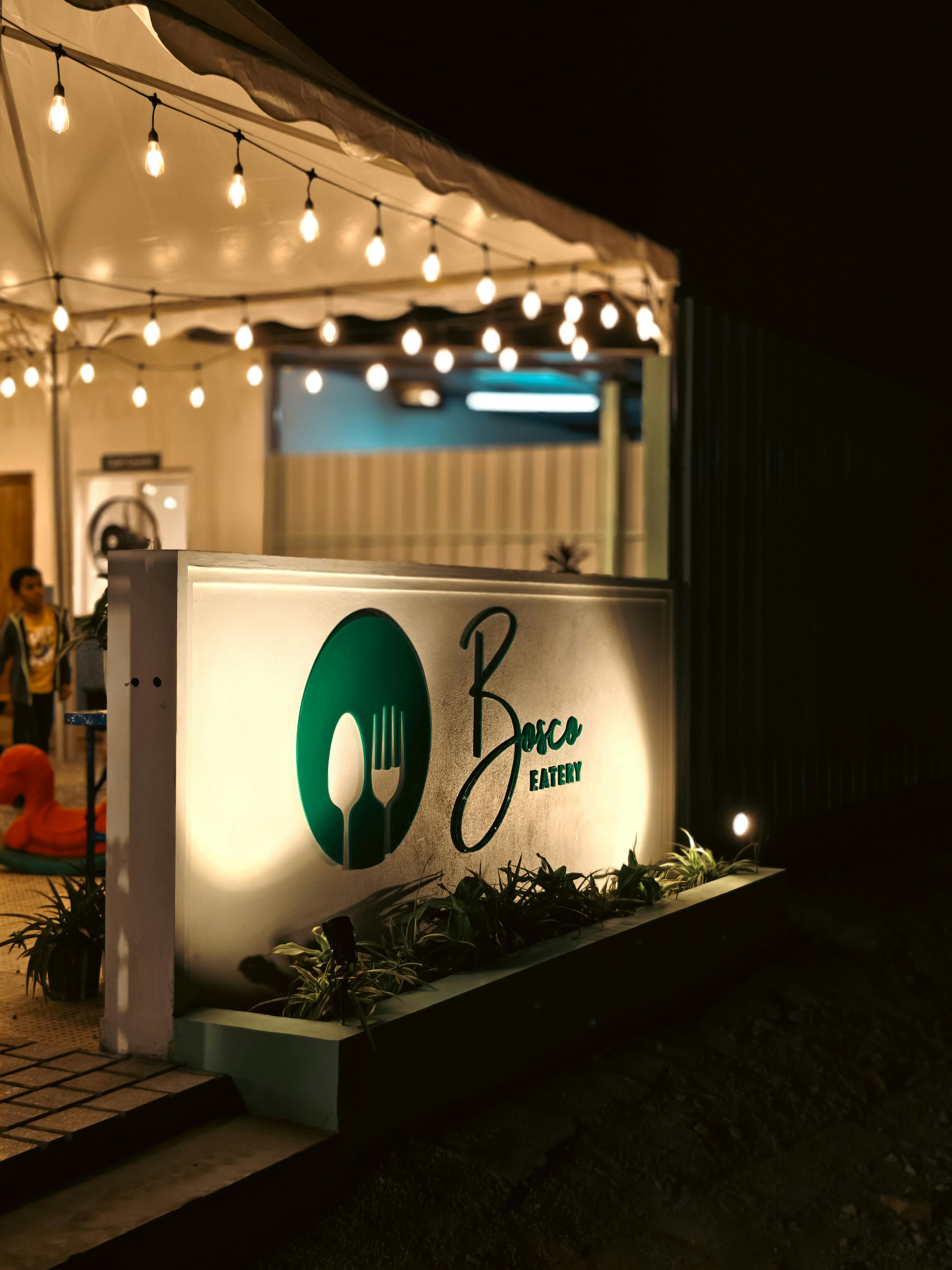 ingyenes Hangulatos kültéri étkező Bengaluruban meleg fényekkel és hangulatos hangulattal éjszaka. Stockfotó