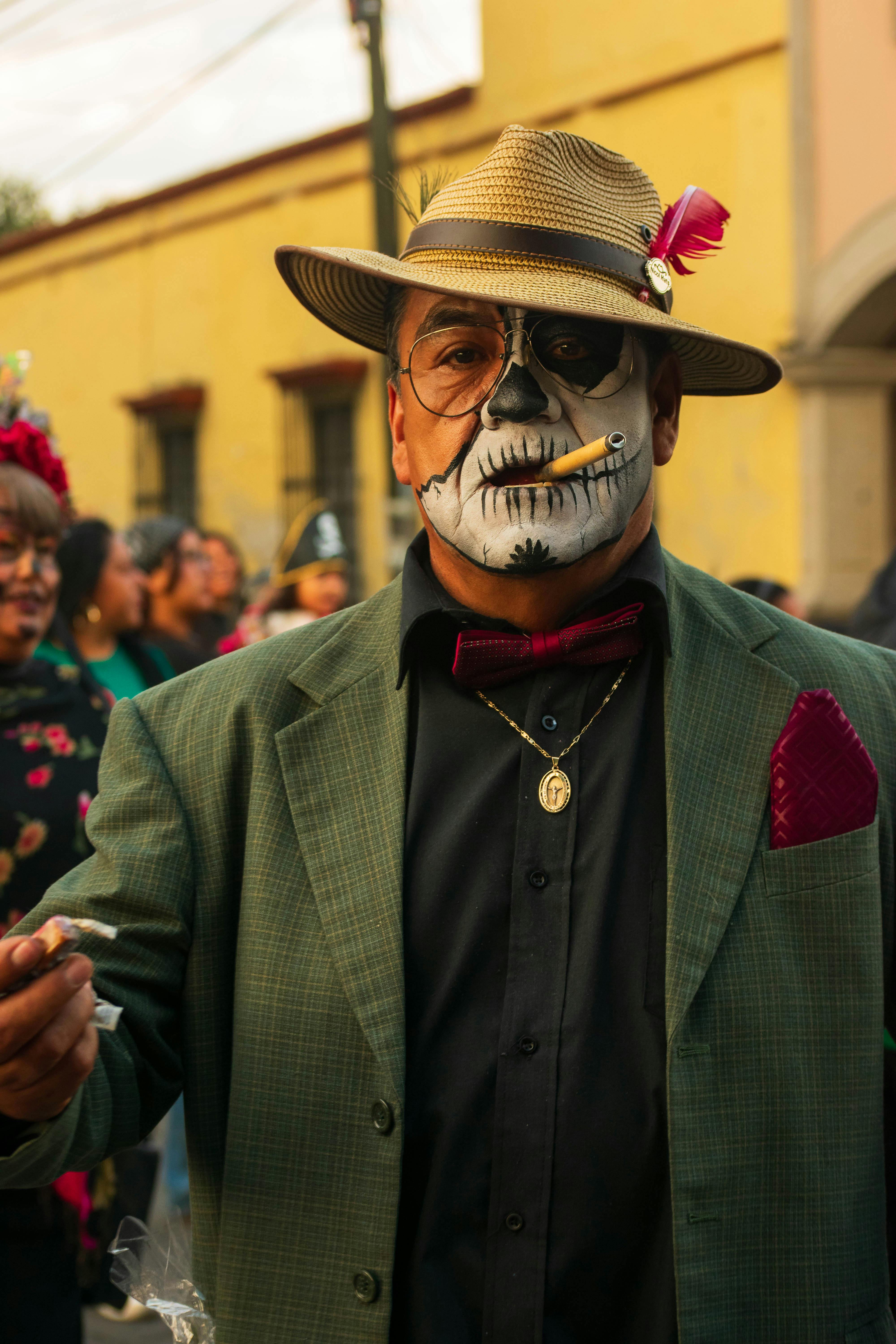 Kostenlos Eine ausdrucksstarke Darstellung eines Teilnehmers am Tag der Toten mit Totenkopf-Gesichtsbemalung in Lerma de Villada, Mexiko. Stock-Foto