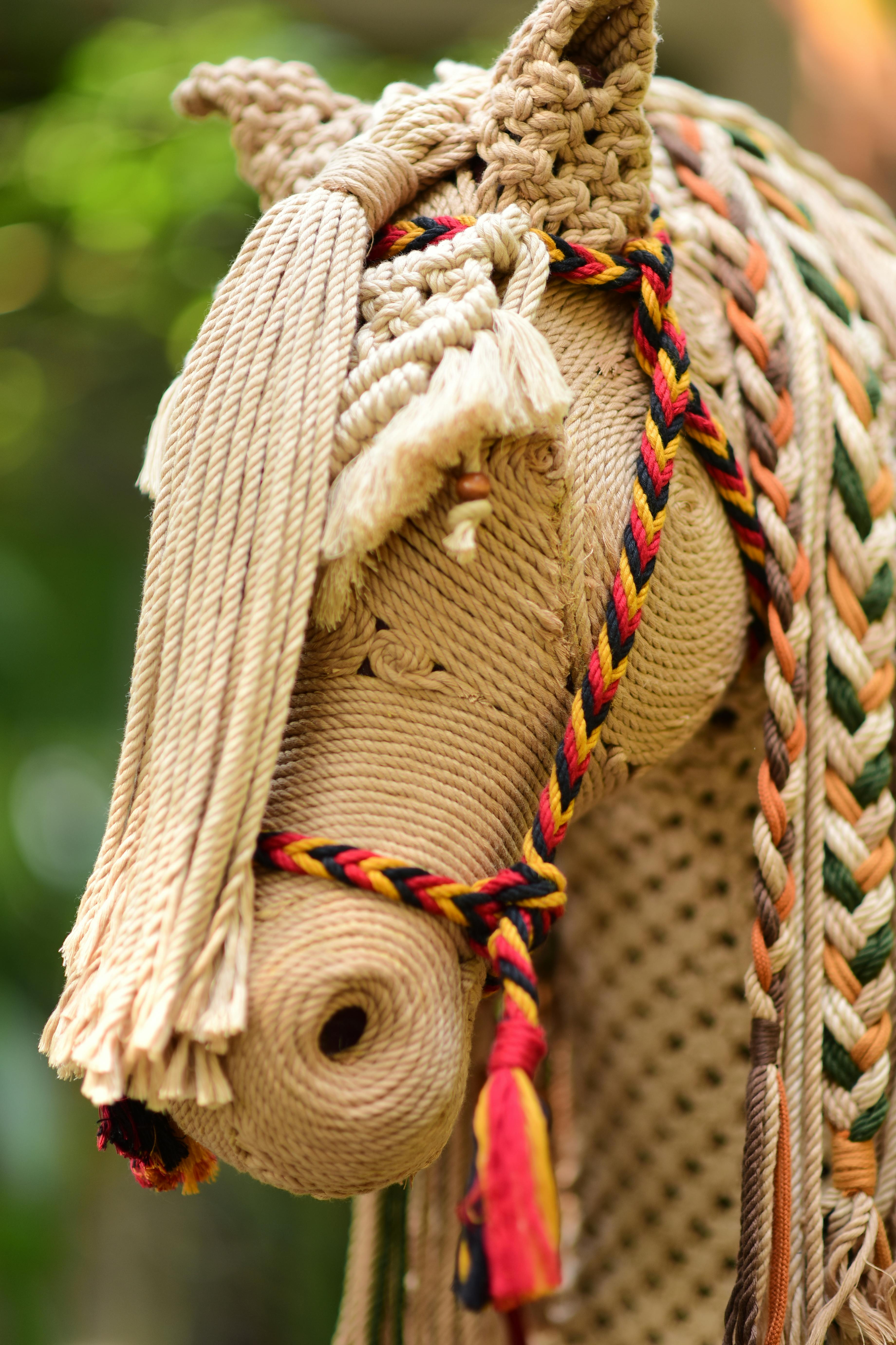 Gratis Detaljert visning av en vevd hestehodeskulptur med livlige tekstilmønstre. Arkivbilde