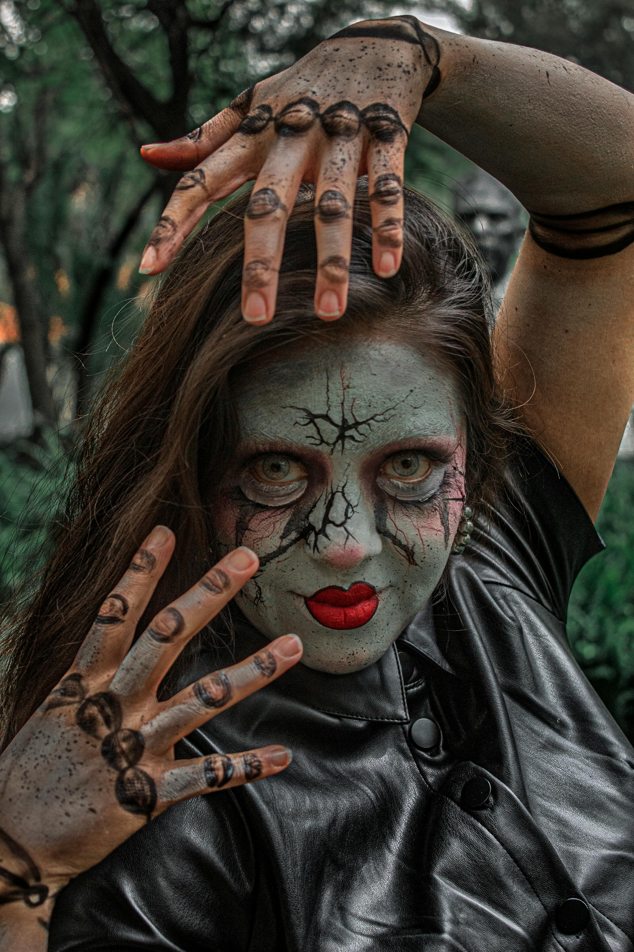 gratis Een vrouwelijk model, getooid met ingewikkelde, artistieke make-up, poseert op dramatische wijze in de buitenlucht in Parque México. Stockfoto