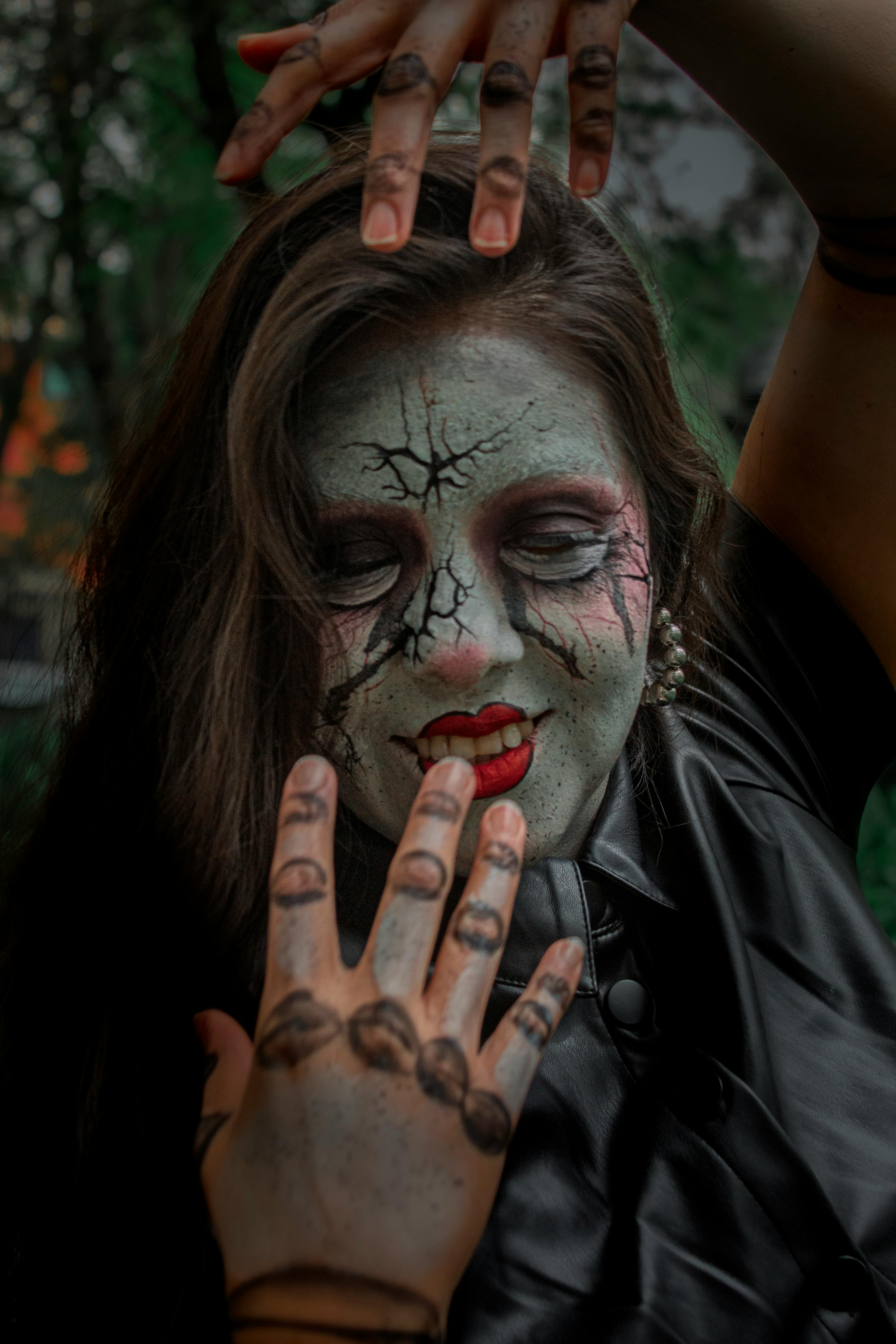 Gratis Un ritratto creativo di una donna con un elaborato trucco da zombie in posa in un parco. Foto a disposizione