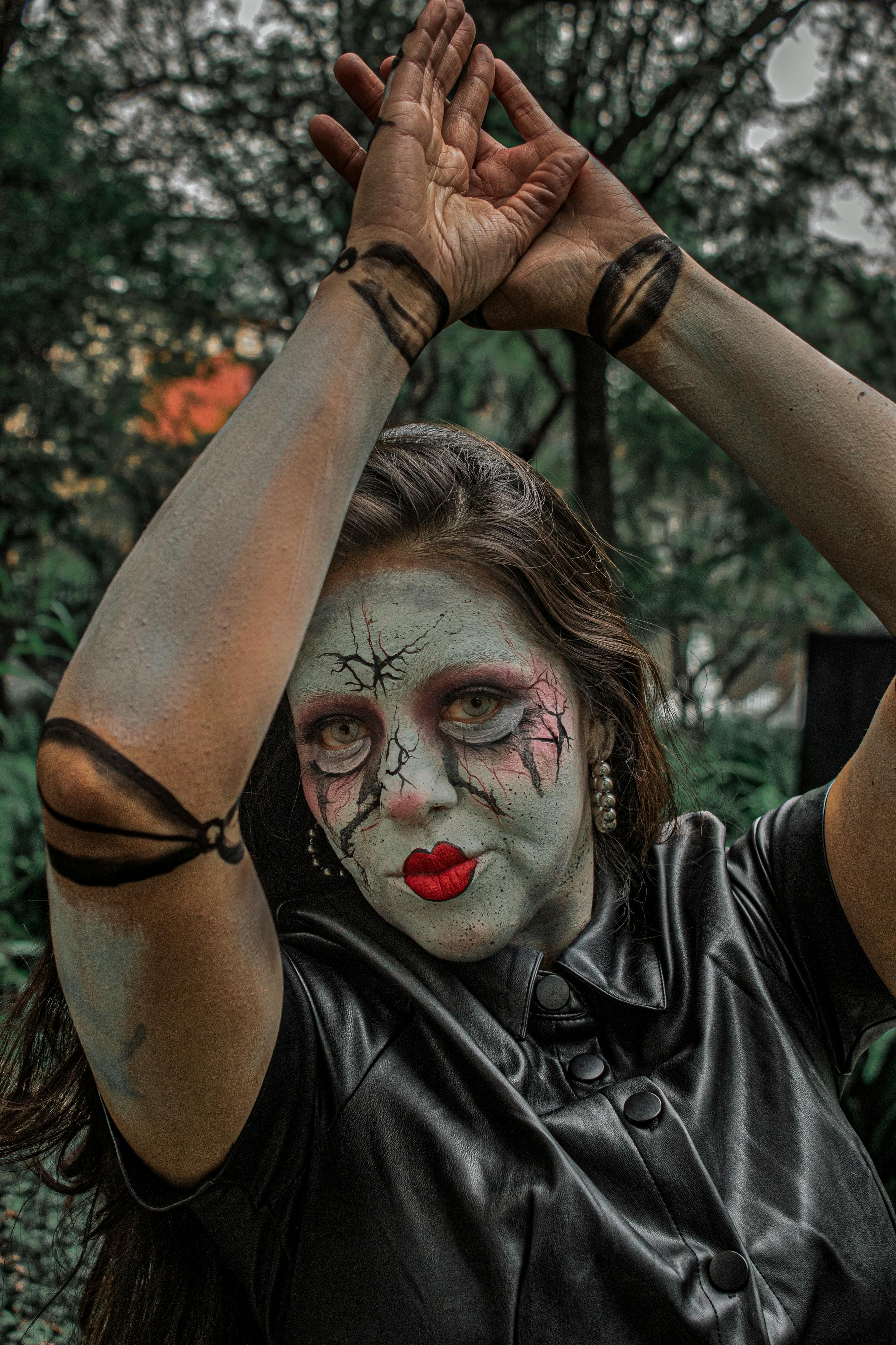 Miễn phí Một người mẫu nữ với lối trang điểm nghệ thuật trông giống như búp bê, đang đứng trong một công viên xanh ở Thành phố Mexico. Ảnh lưu trữ