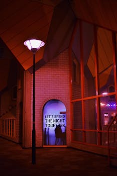 被照亮的建筑、红色点缀和诱人报价共同营造出这座城市的忧郁氛围