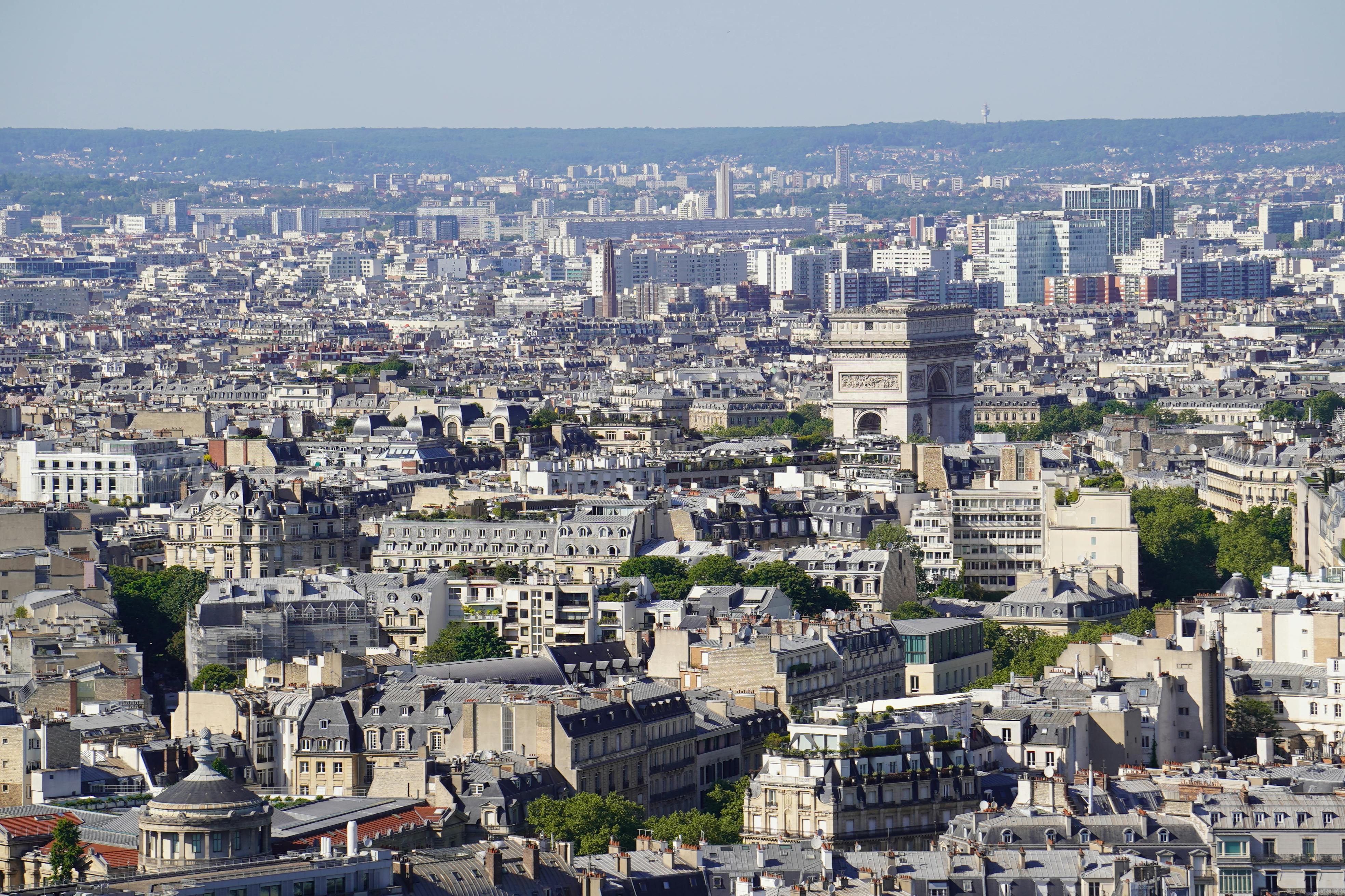 Gratis Luftfoto av den ikoniske Paris-skyline som viser frem den historiske Triumfbuen midt i et urbant bybilde. Arkivbilde