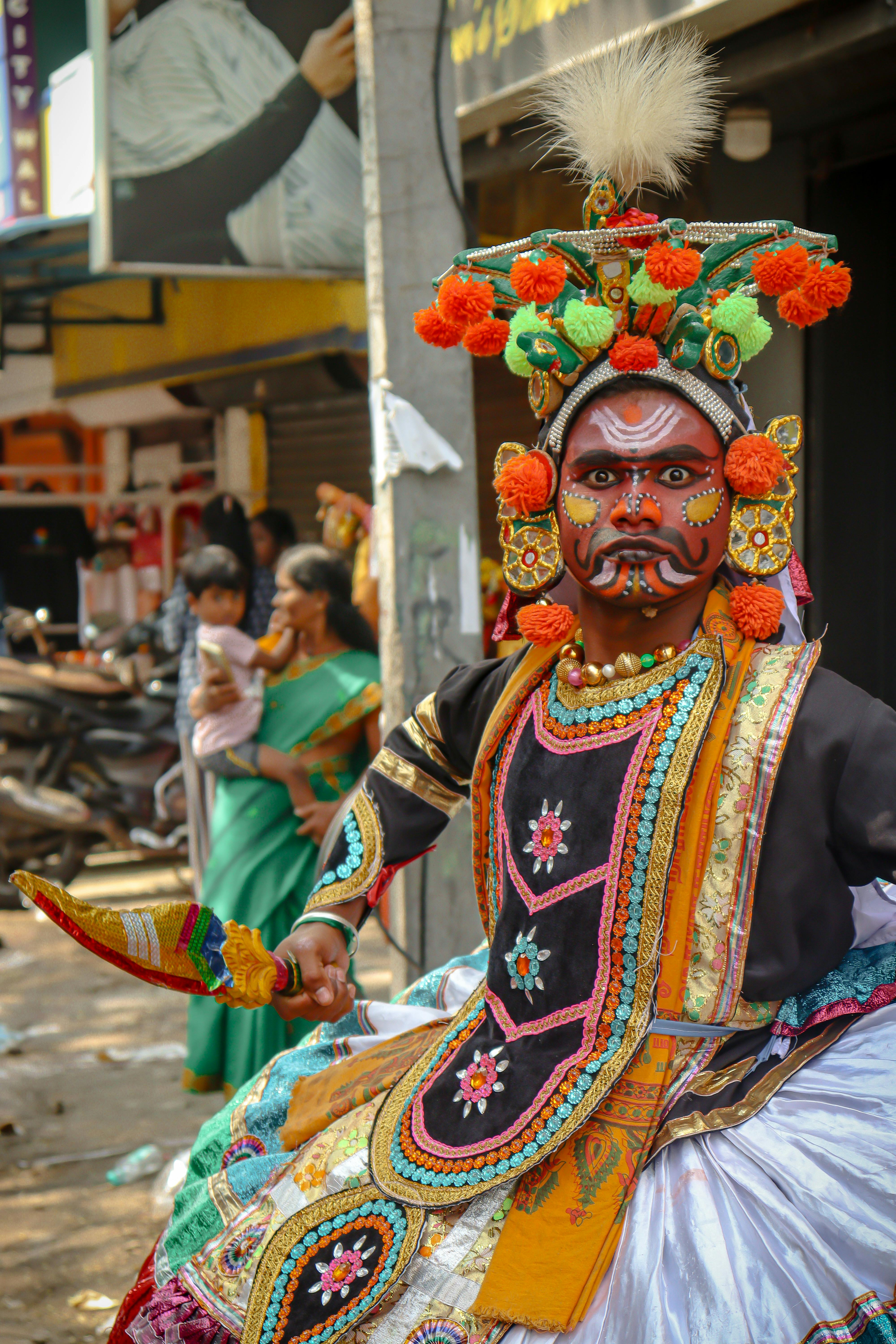 Zadarmo Farebný umelec Yakshagana v tradičnom oblečení na rušnej ulici, ktorý predstavuje indické kultúrne dedičstvo. Fotka z fotobanky