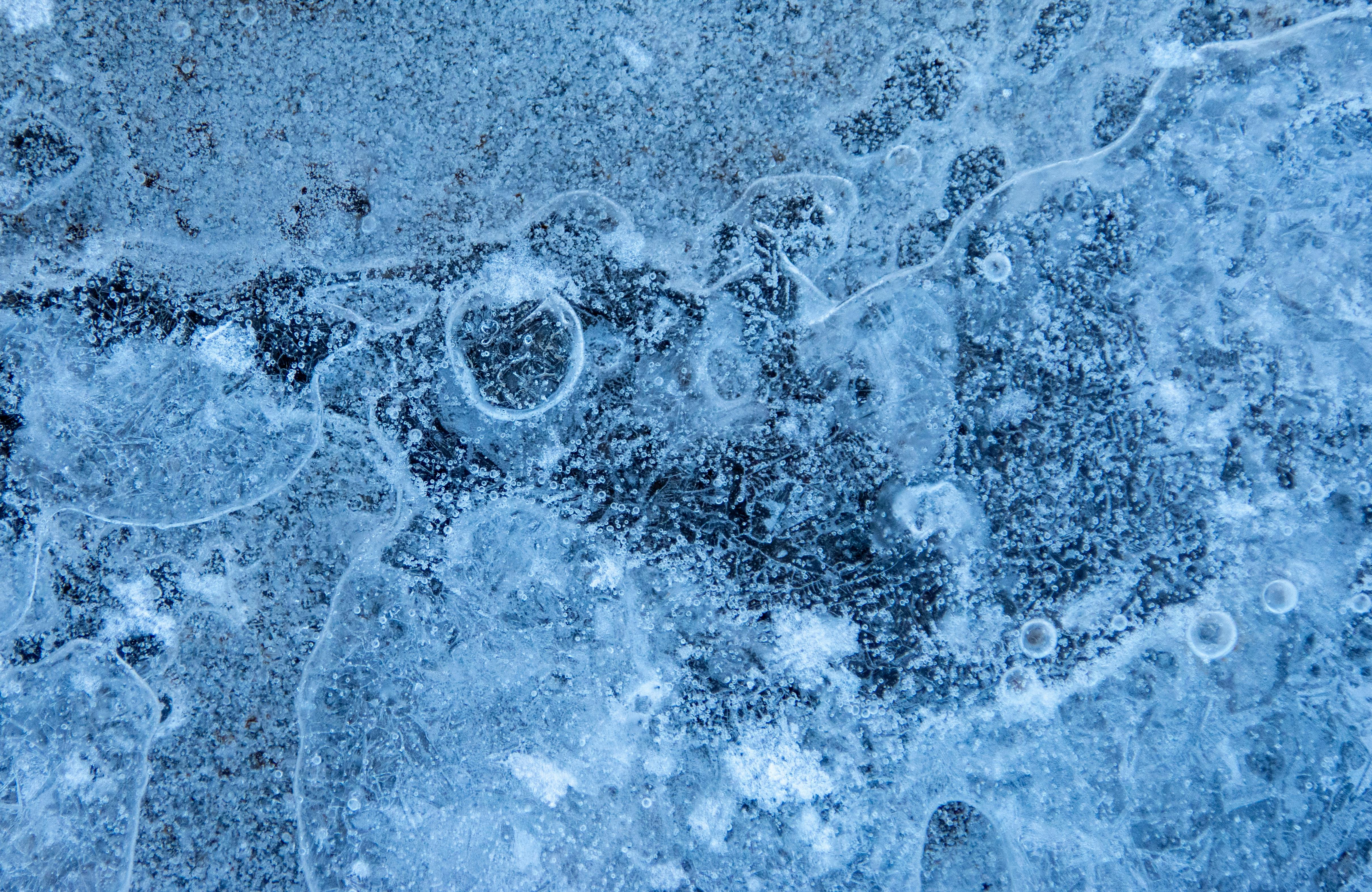 Miễn phí Ảnh cận cảnh chi tiết bề mặt băng sần sùi với các bọt khí và hoa văn phức tạp. Ảnh lưu trữ