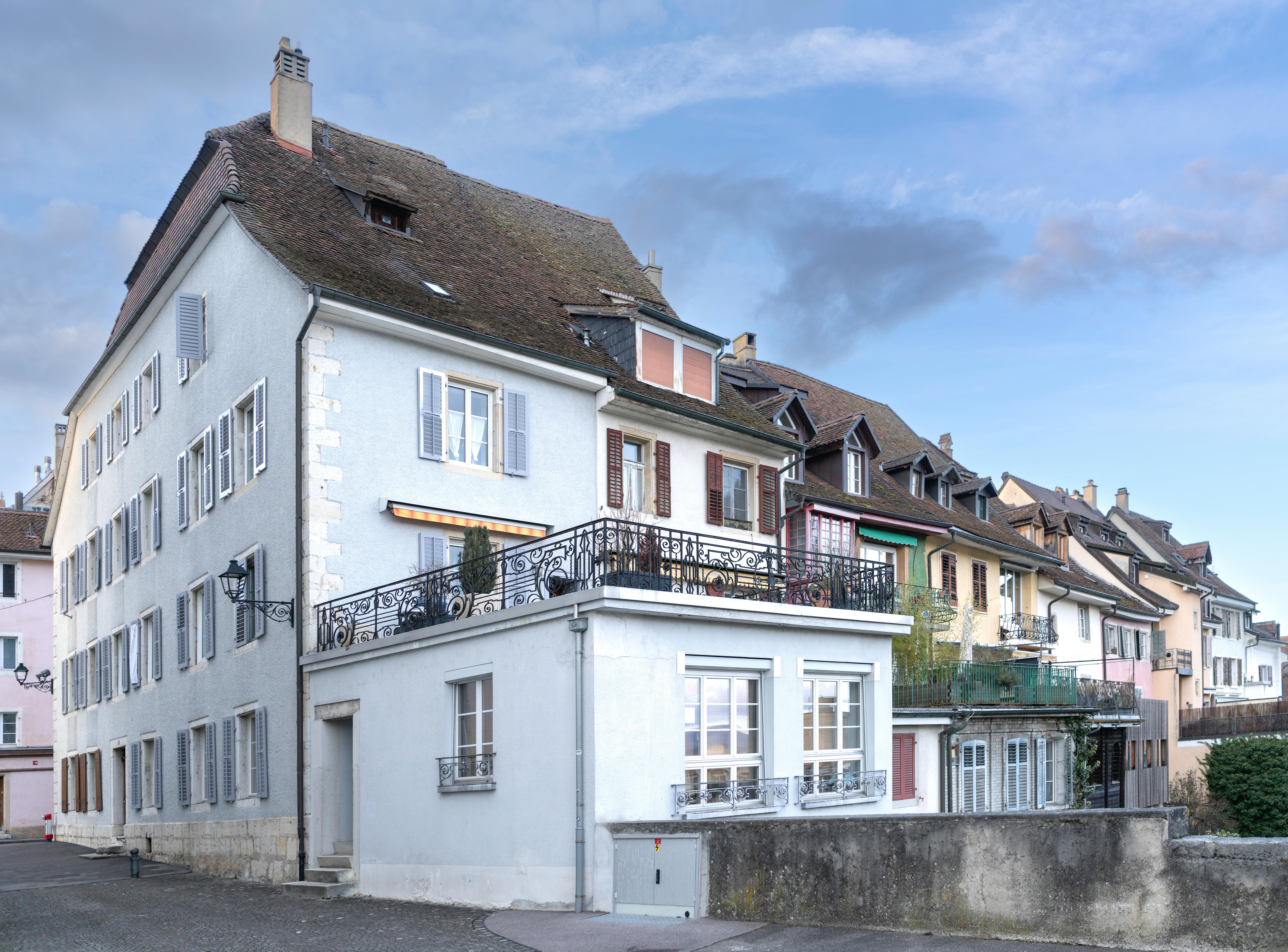 De pittoresques maisons de style médiéval à Delémont, témoins de l'architecture suisse.