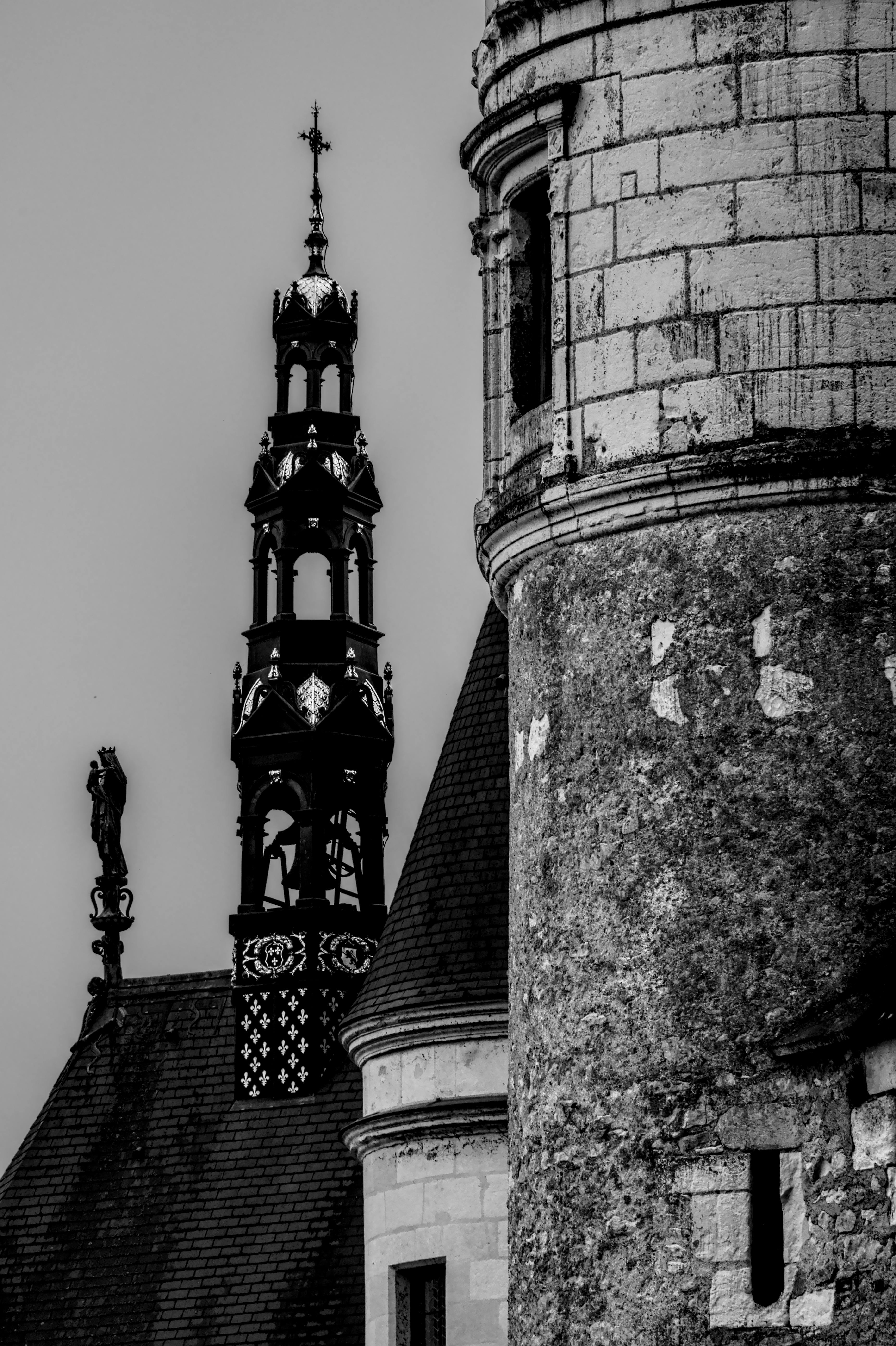 Gratuit Imagine alb-negru a unei lucrări gotice detaliate în zidărie a unui castel francez. Fotografie de stoc