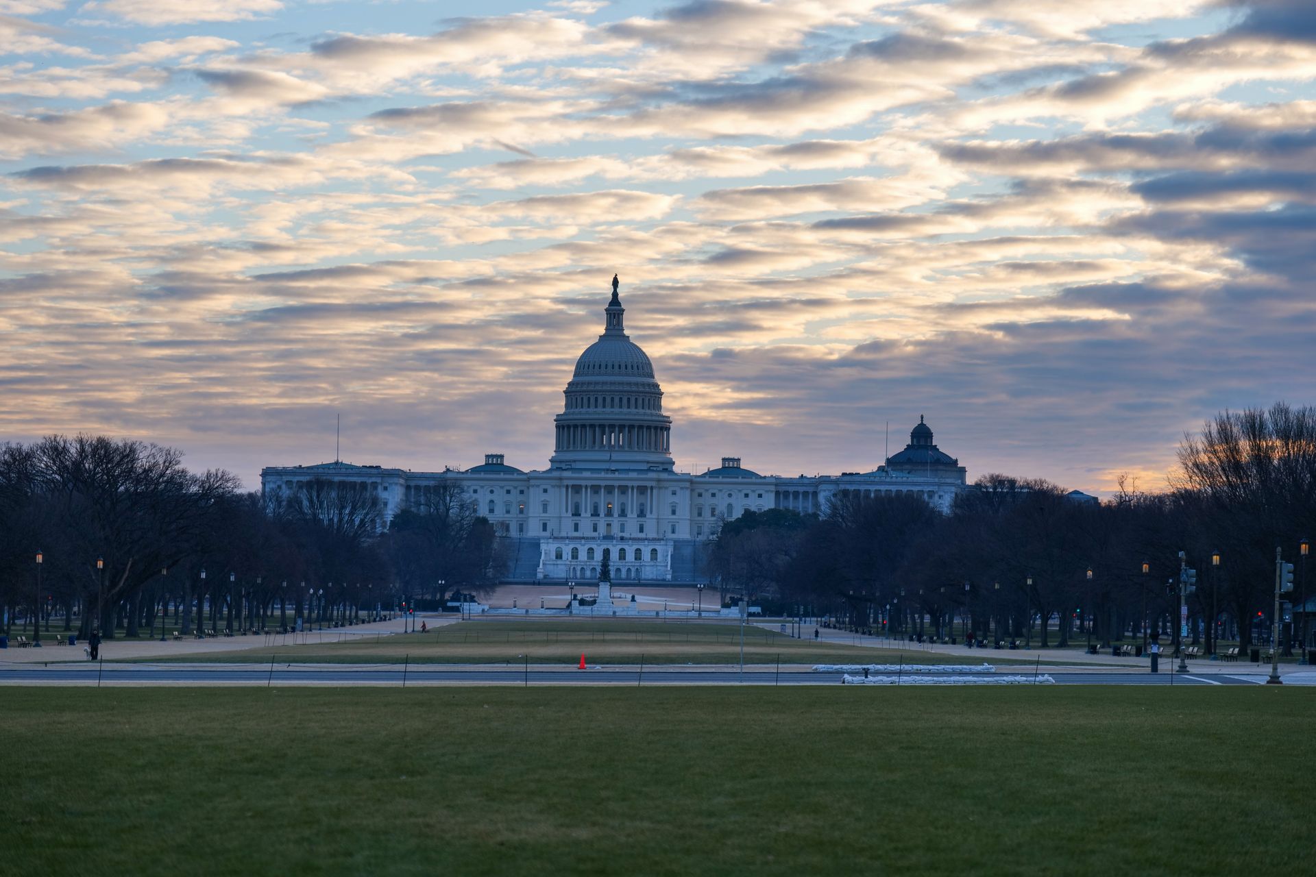 El Capitolio de Washington al amanecer, con la explanada vacía.
