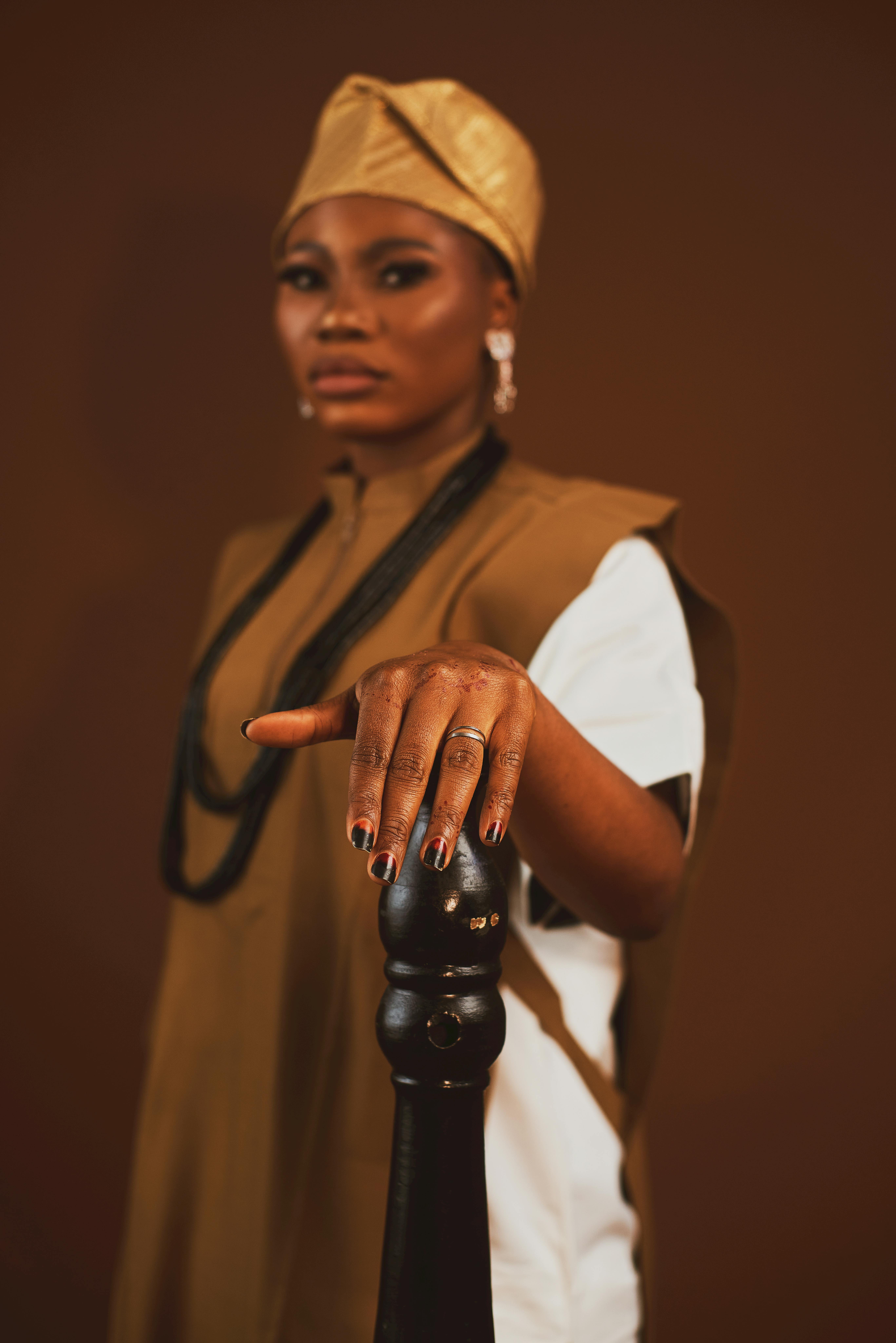 De franc Retrat d'una dona elegant amb vestimenta tradicional africana que traspua confiança i estil. Foto d'estoc