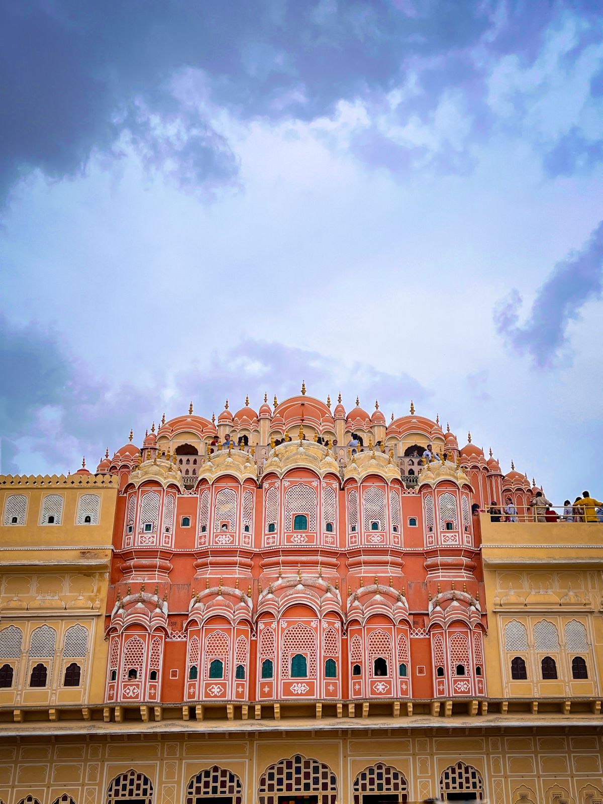 Fachada del Hawa Mahal bajo un cielo nublado en Jaipur, India.