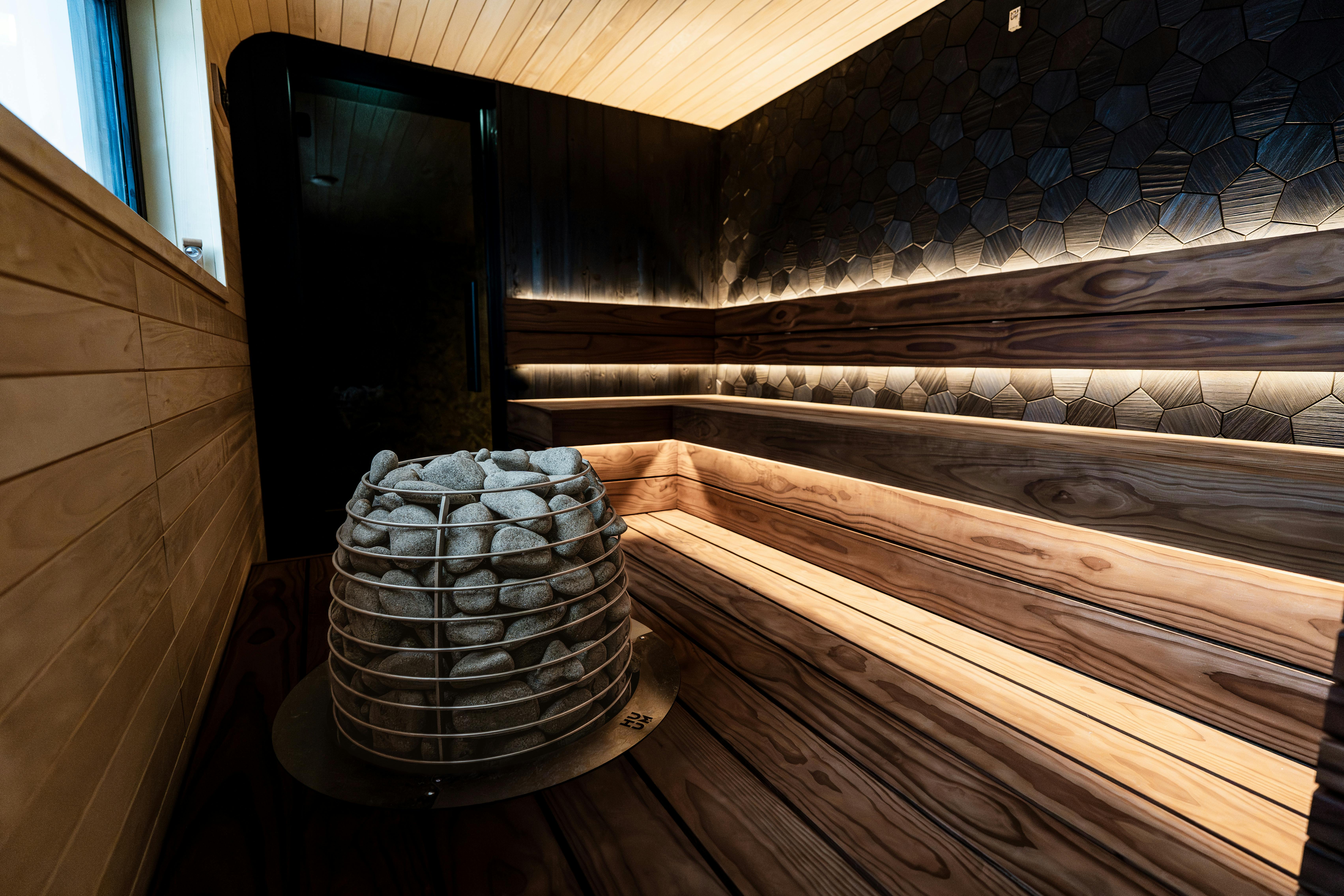 інтер'єр лазні де встановлена піч для лазні з труби