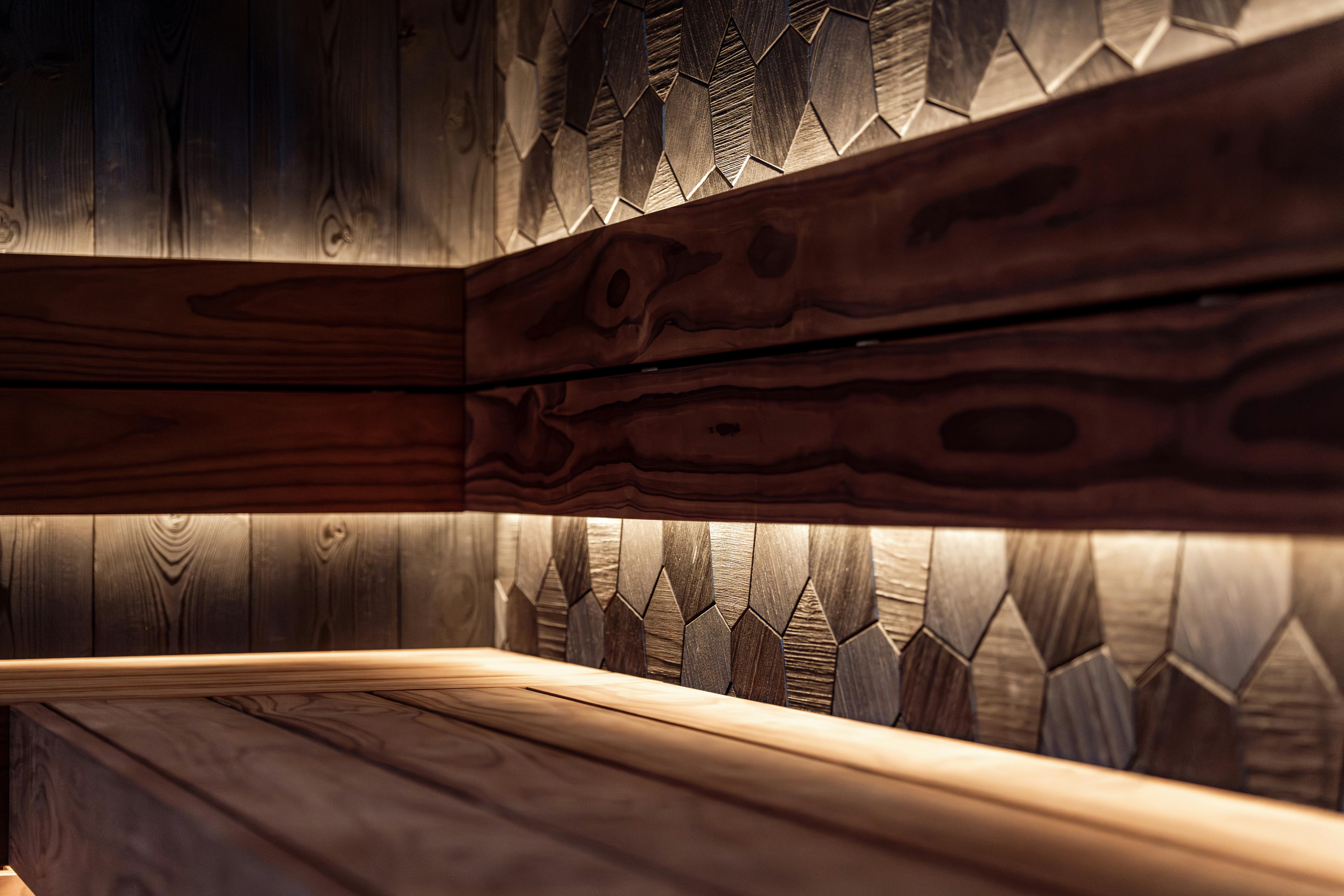 Gratis Un elegante interno di sauna in stile nordico con pannelli in legno e moderna illuminazione a LED. Foto a disposizione