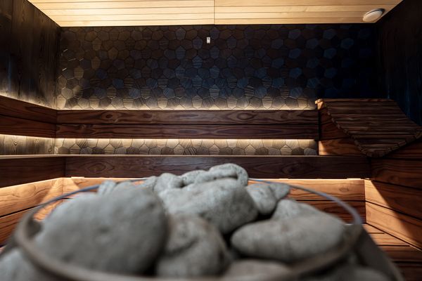Moderna sauna interior con estética nórdica