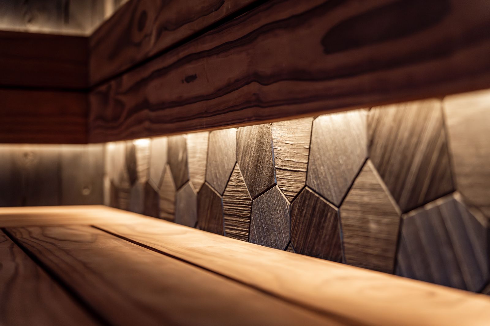 Cabine de sauna en bois clair vue de l'intérieur, banc et poêle traditionnel