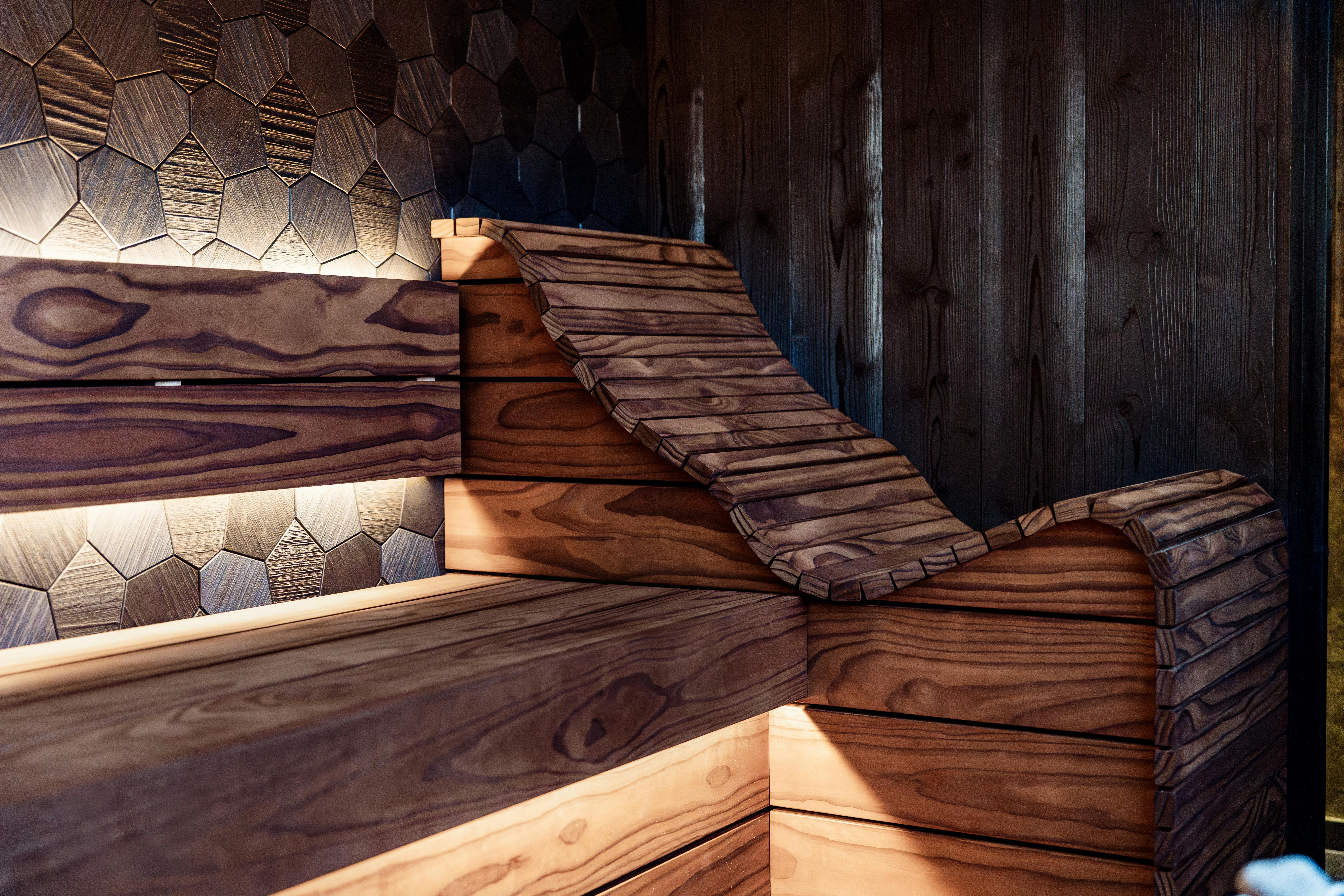 Zadarmo Moderný interiér sauny s prepracovaným dreveným obložením a LED osvetlením, ktorý predstavuje moderné severské dizajnové prvky. Fotka z fotobanky