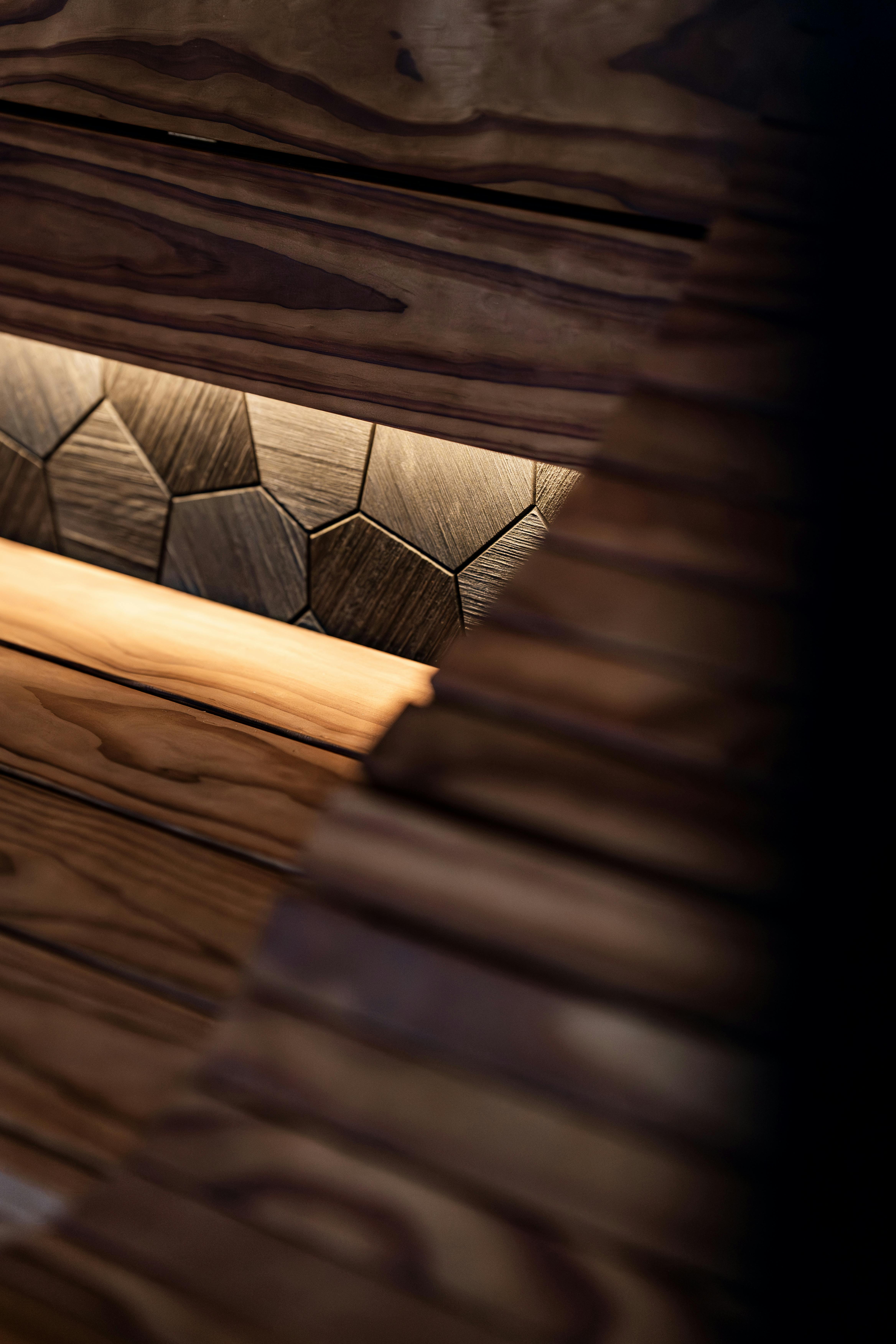 Gratis Elegante e moderno interno della sauna, caratterizzato da un elaborato design in legno e illuminazione ambientale. Foto a disposizione