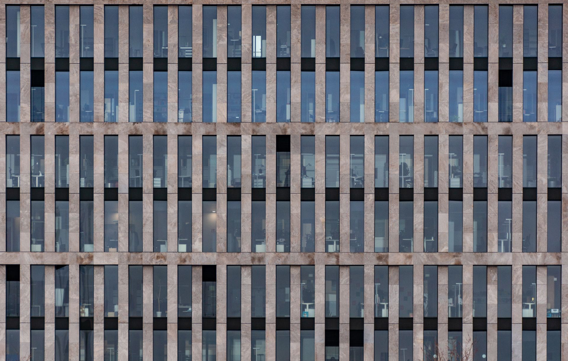 Fachada de vidrio de una torre de oficinas moderna reflejando el cielo