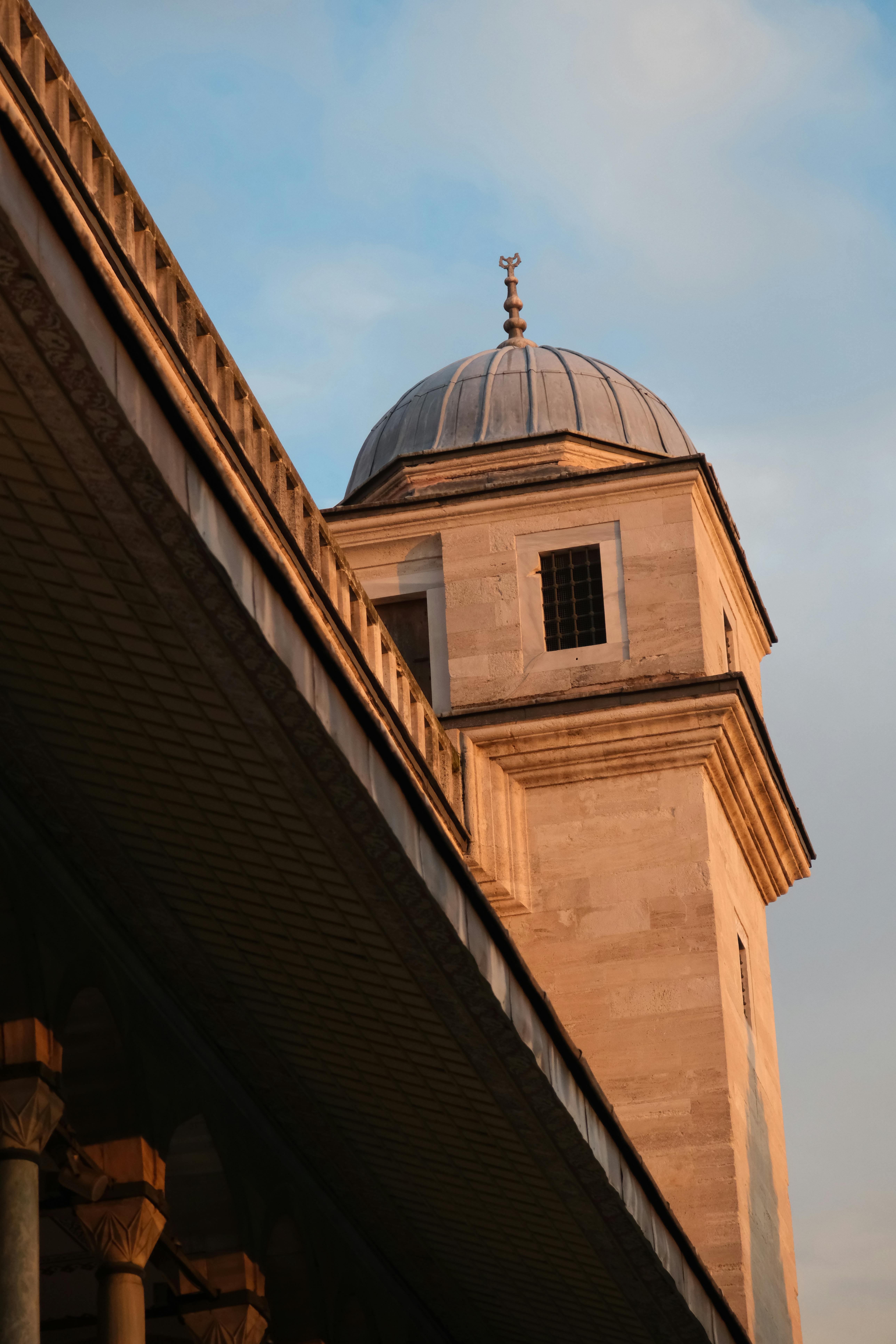 бесплатная Вид снизу на купол и башню мечети Сулеймание в Стамбуле, снятый на закате. Стоковое фото