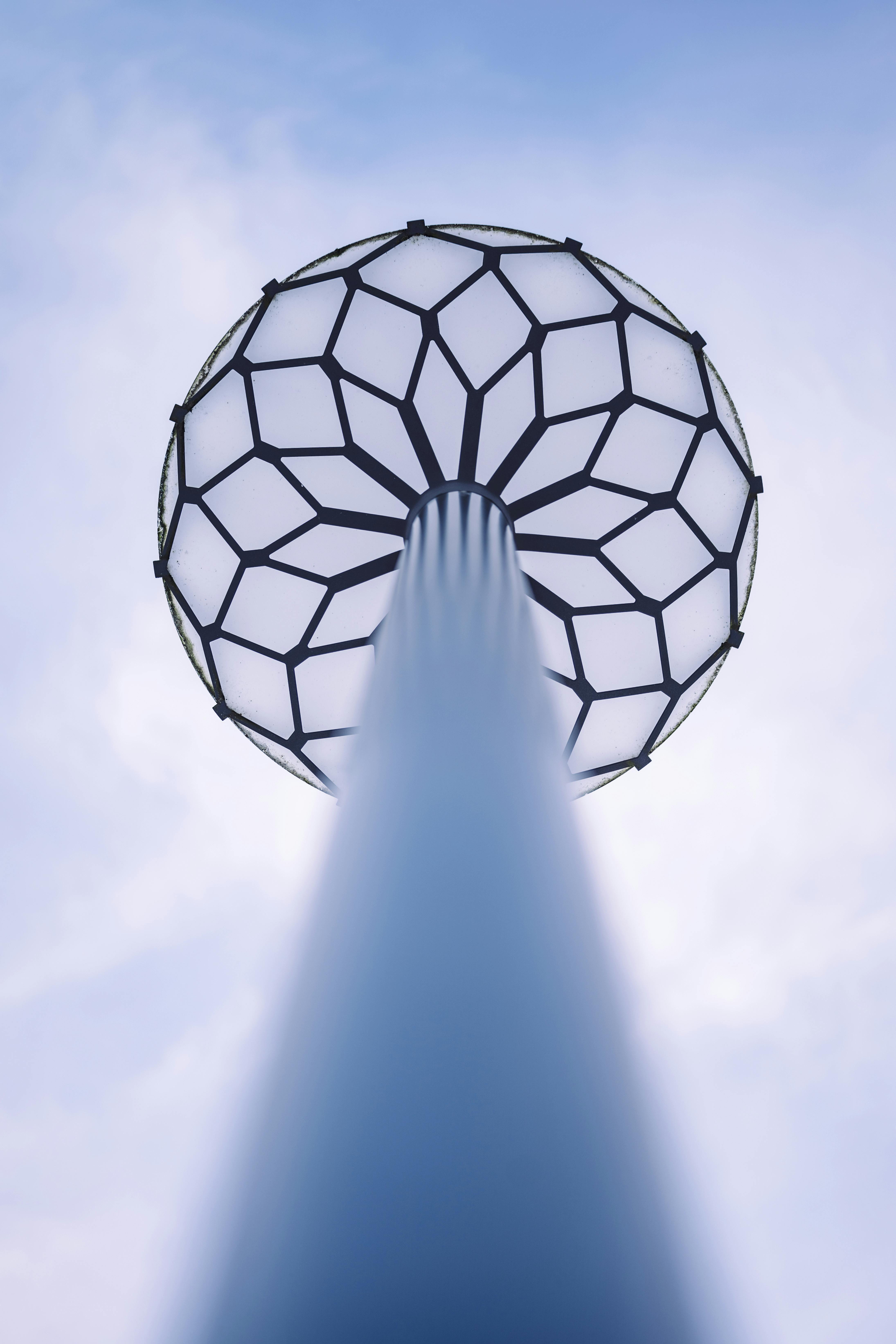 免费 在爱沙尼亚凯拉，一座现代风格的灯光格栅在蓝天的映衬下显得格外美丽。 素材图片