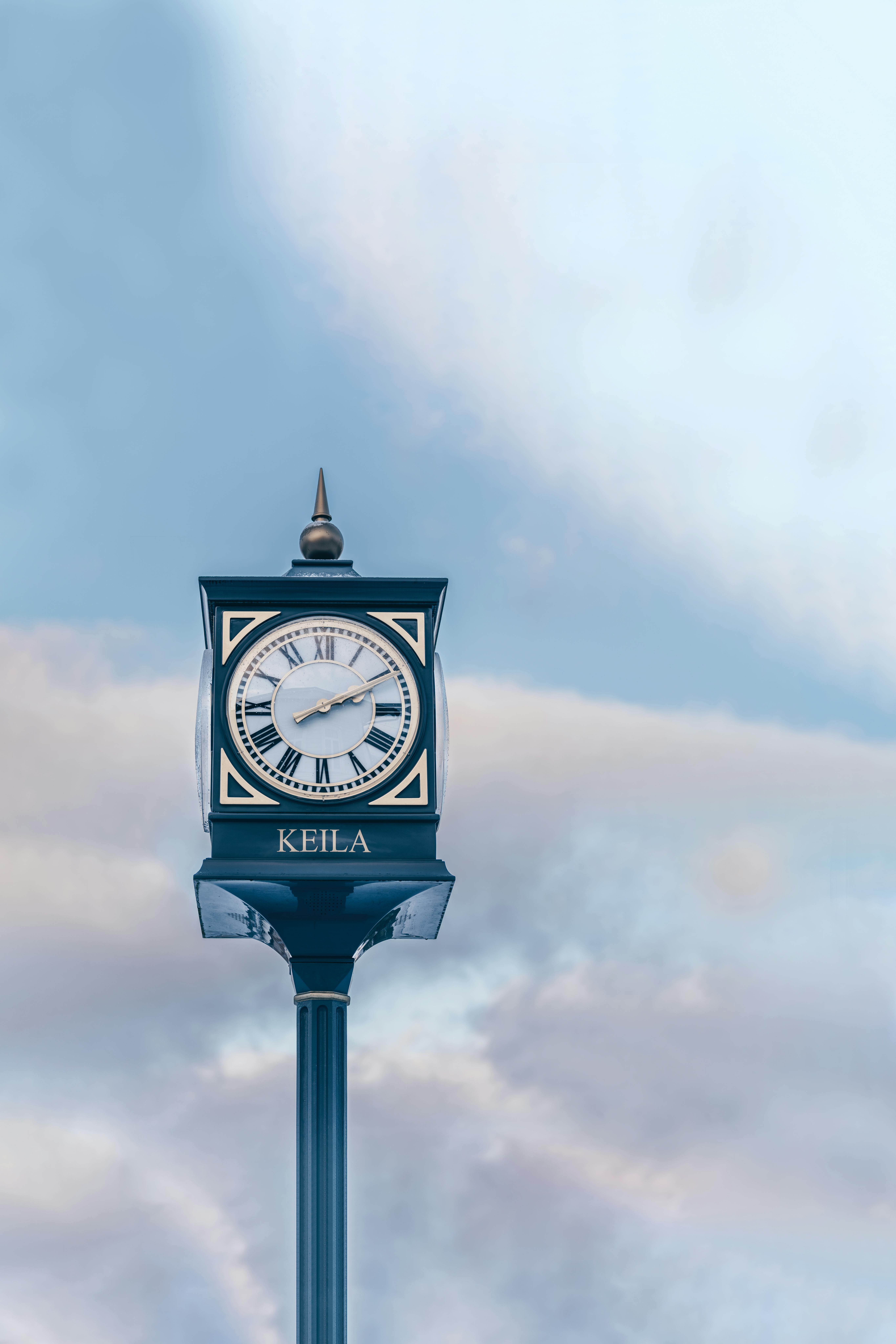Zadarmo V Keile v Estónsku sa na pozadí pokojnej modrej oblohy s oblakmi týči klasická hodinová veža. Fotka z fotobanky