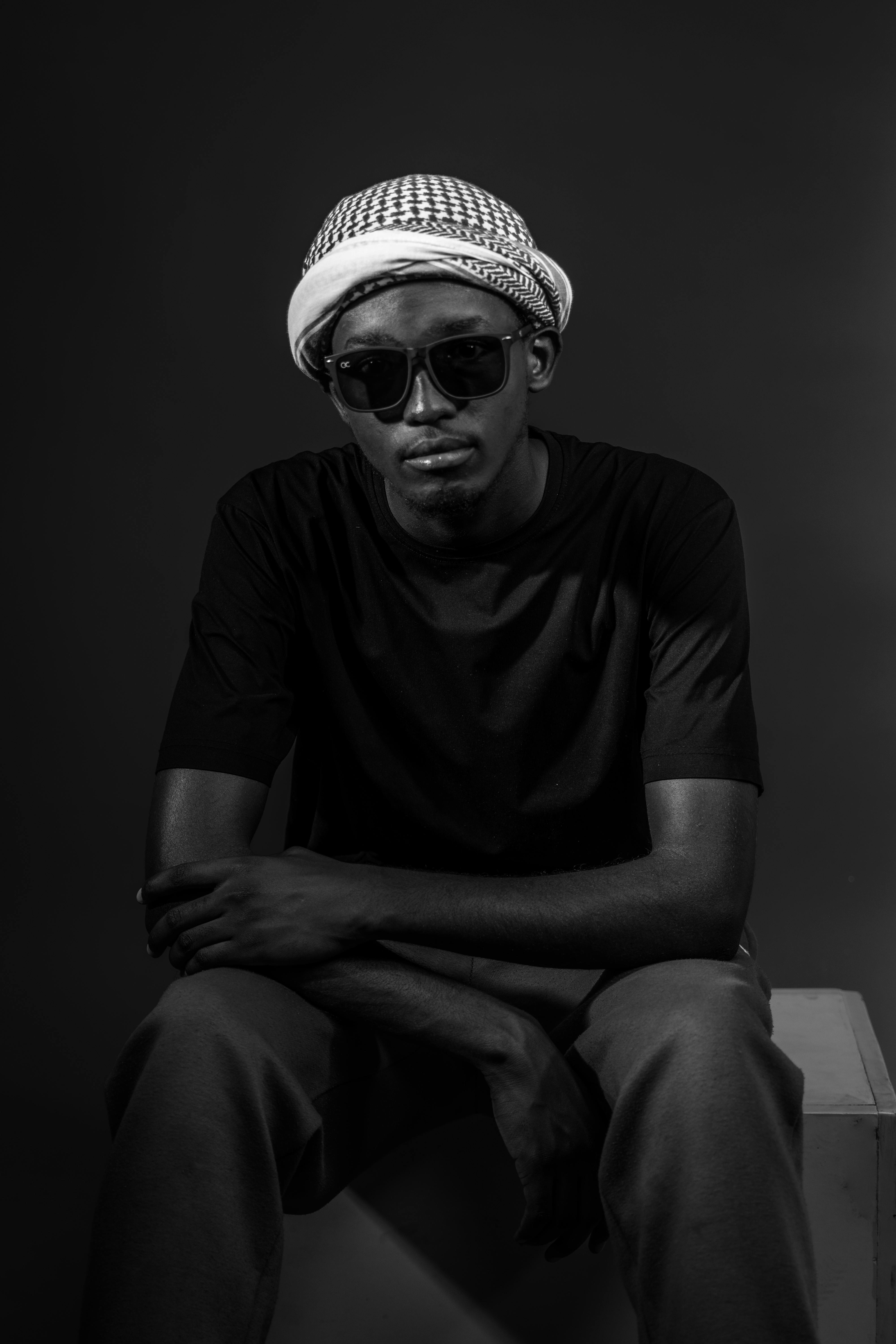 Miễn phí Bức chân dung nghệ thuật đen trắng của một người đàn ông đeo kính râm và khăn keffiyeh. Ảnh lưu trữ