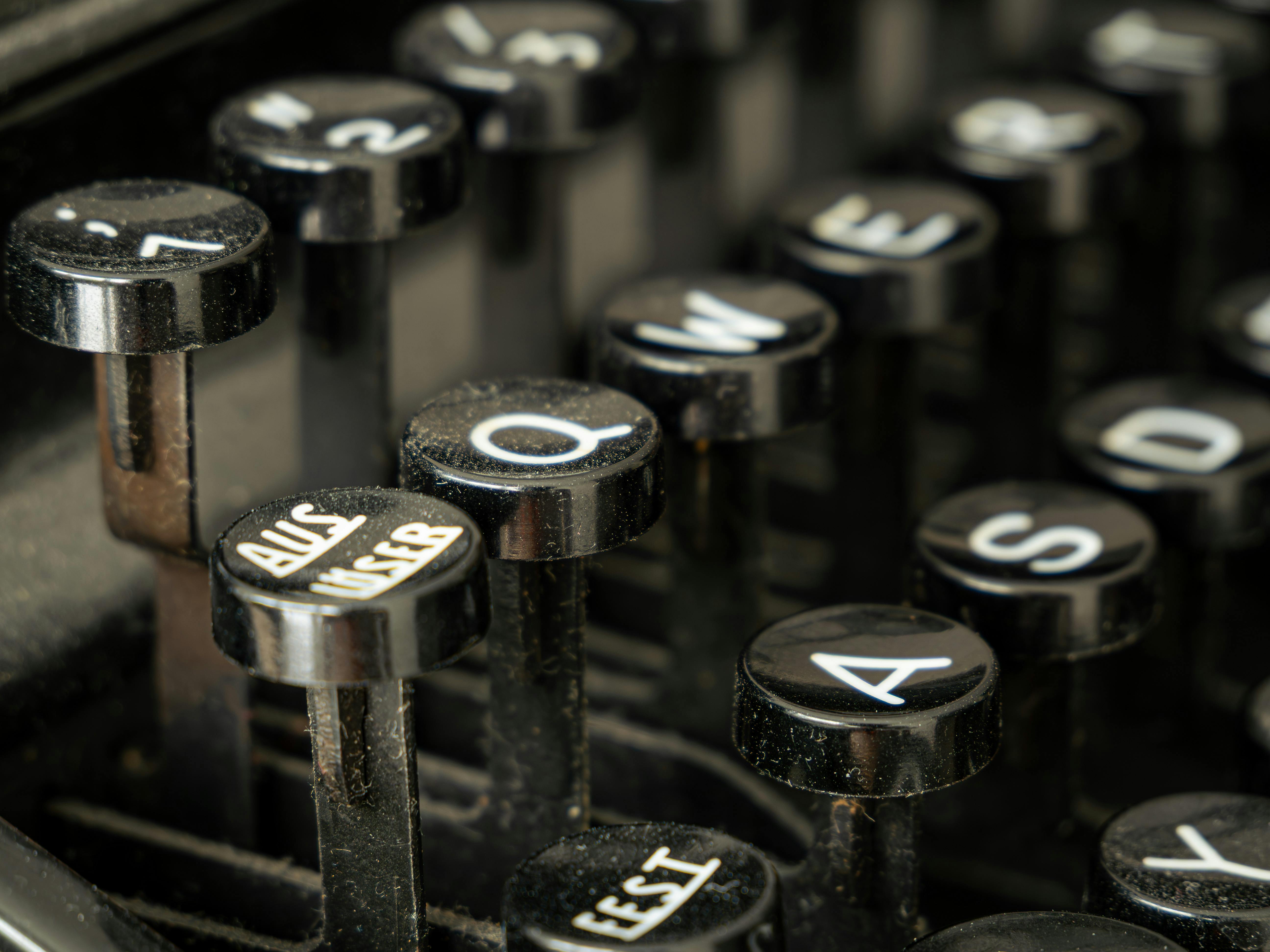 Безкоштовне Крупний план клавіш старовинної друкарської машинки, що демонструють класичний дизайн та механічні деталі. стокове фото