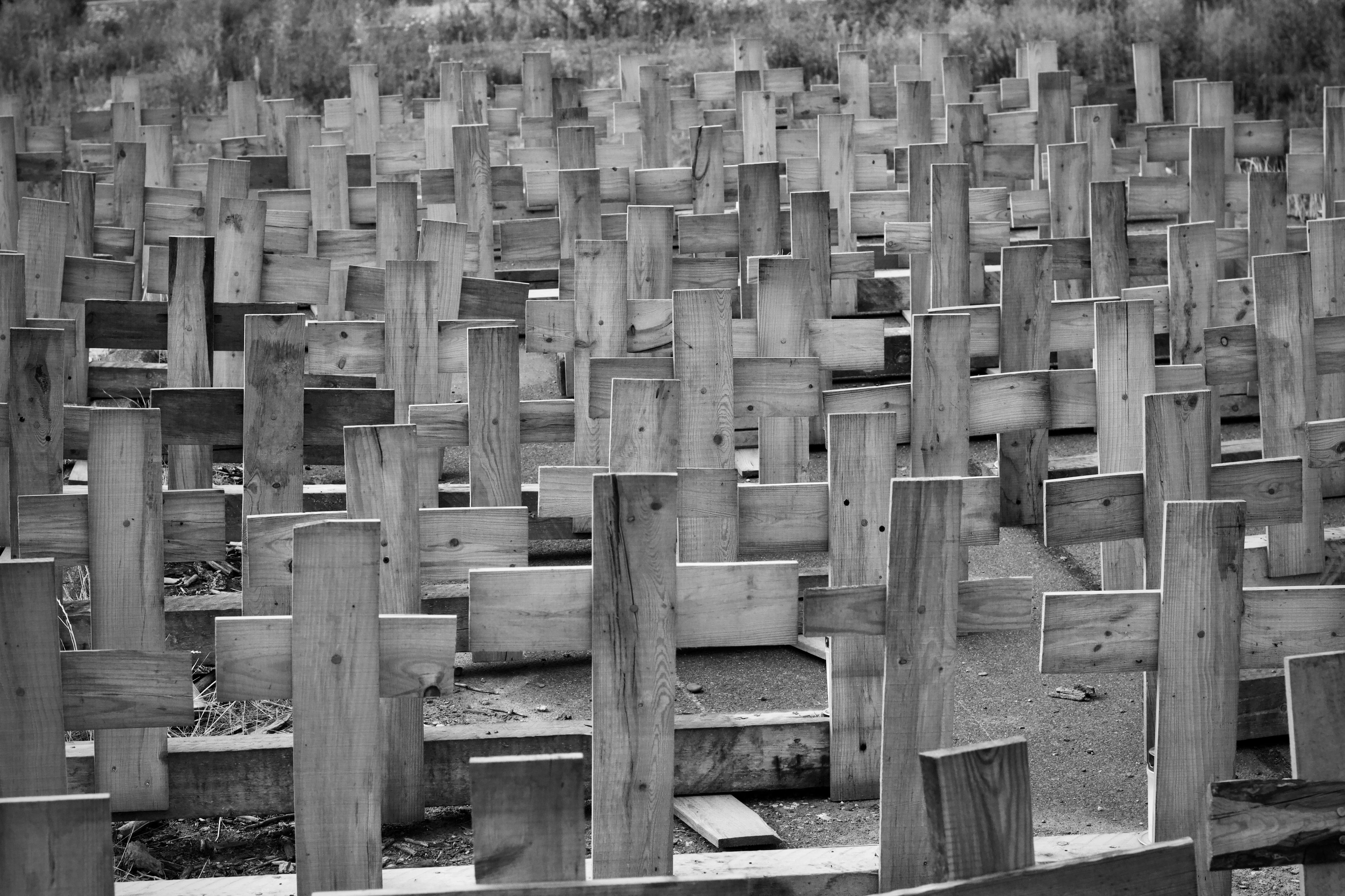 ingyenes Rusztikus, fekete-fehér fakeresztek egy temetőben, az emlékezést szimbolizálva. Stockfotó