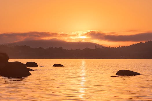 Beautiful sunset over Porto Alegre's lake with golden hues reflecting off the water.