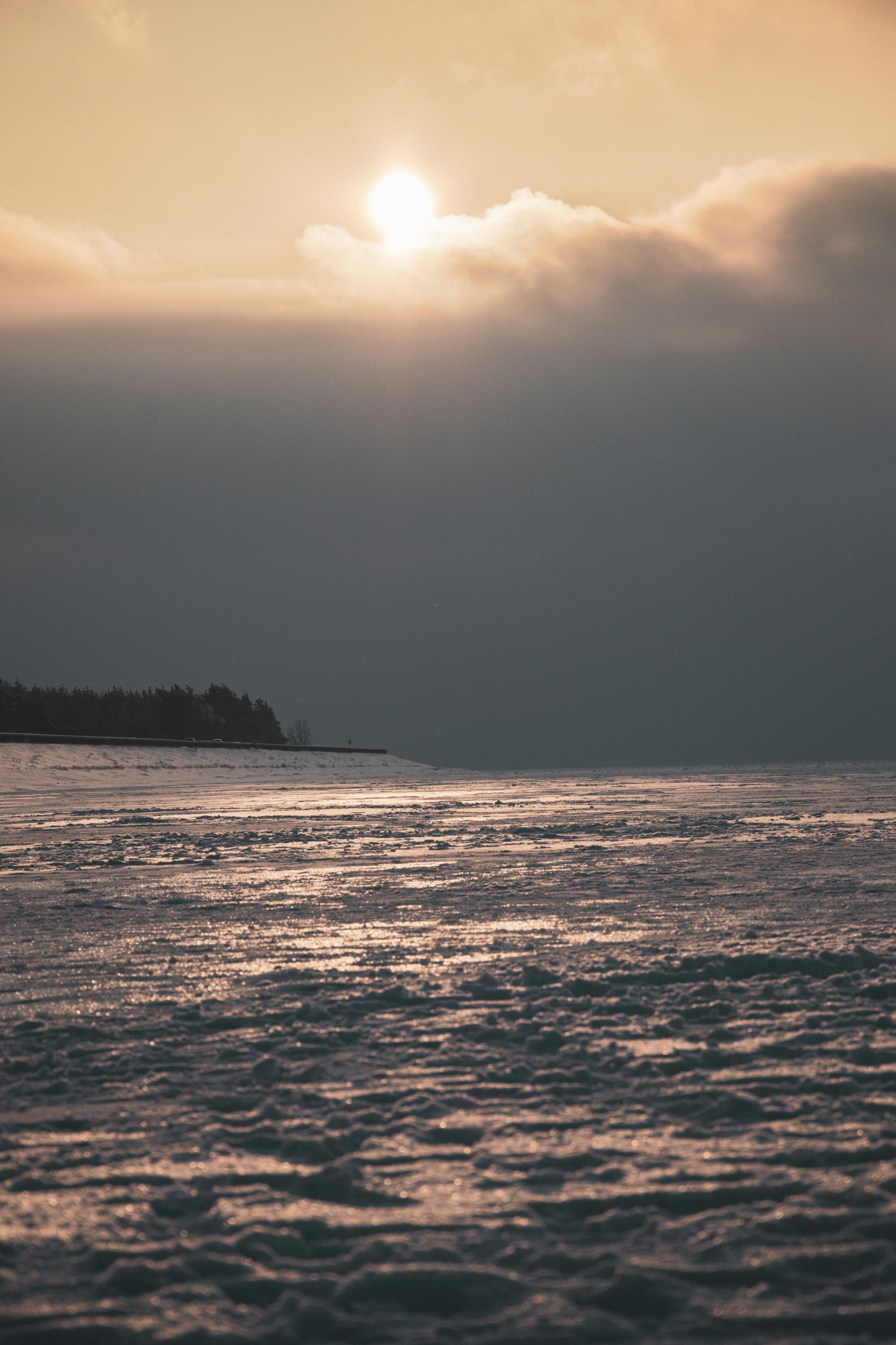 無料 ウクライナのキエフの雲と雪景色の上の静かな夕日。 写真素材