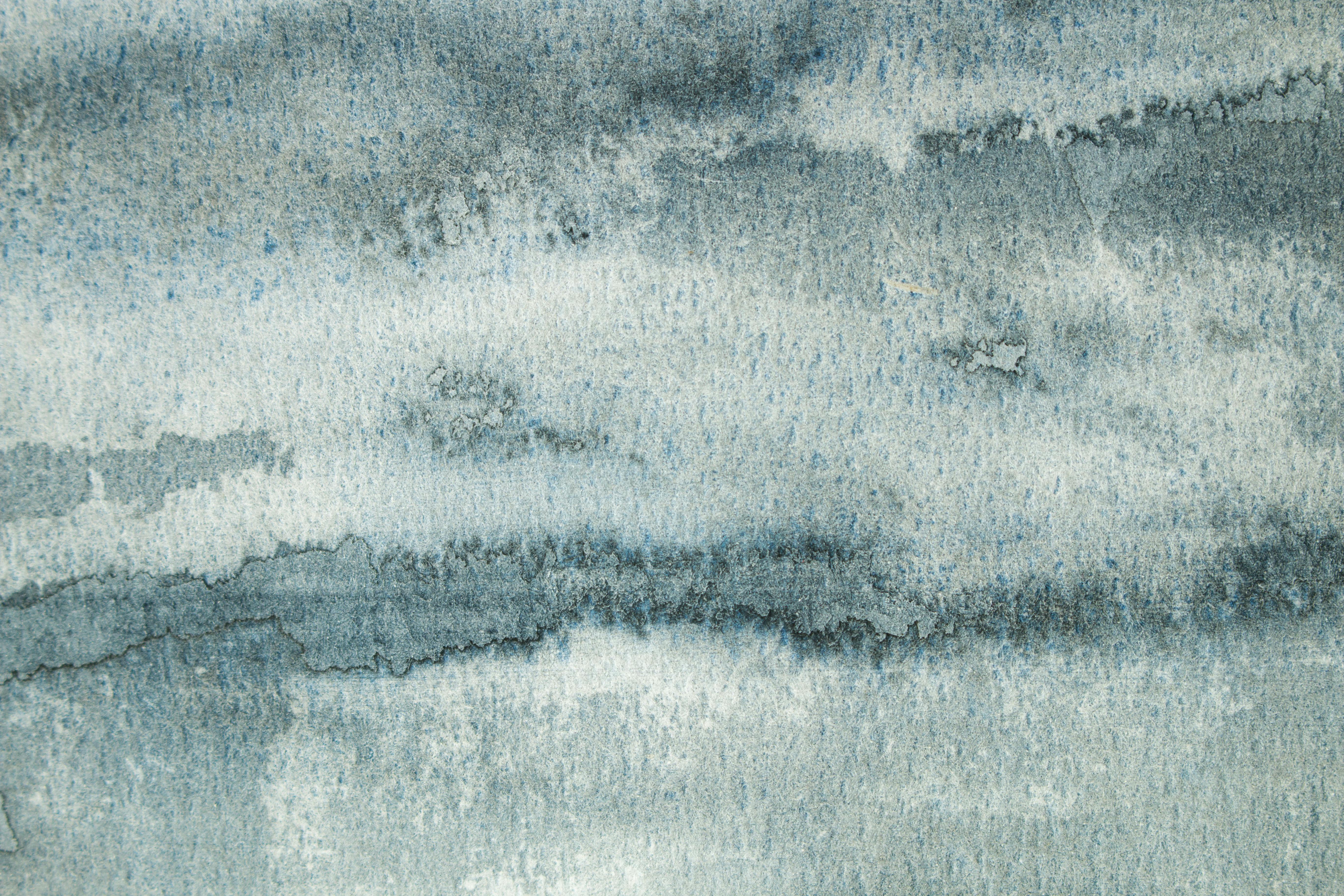 免费 抽象的蓝色水彩纹理营造出平静祥和的氛围。 素材图片