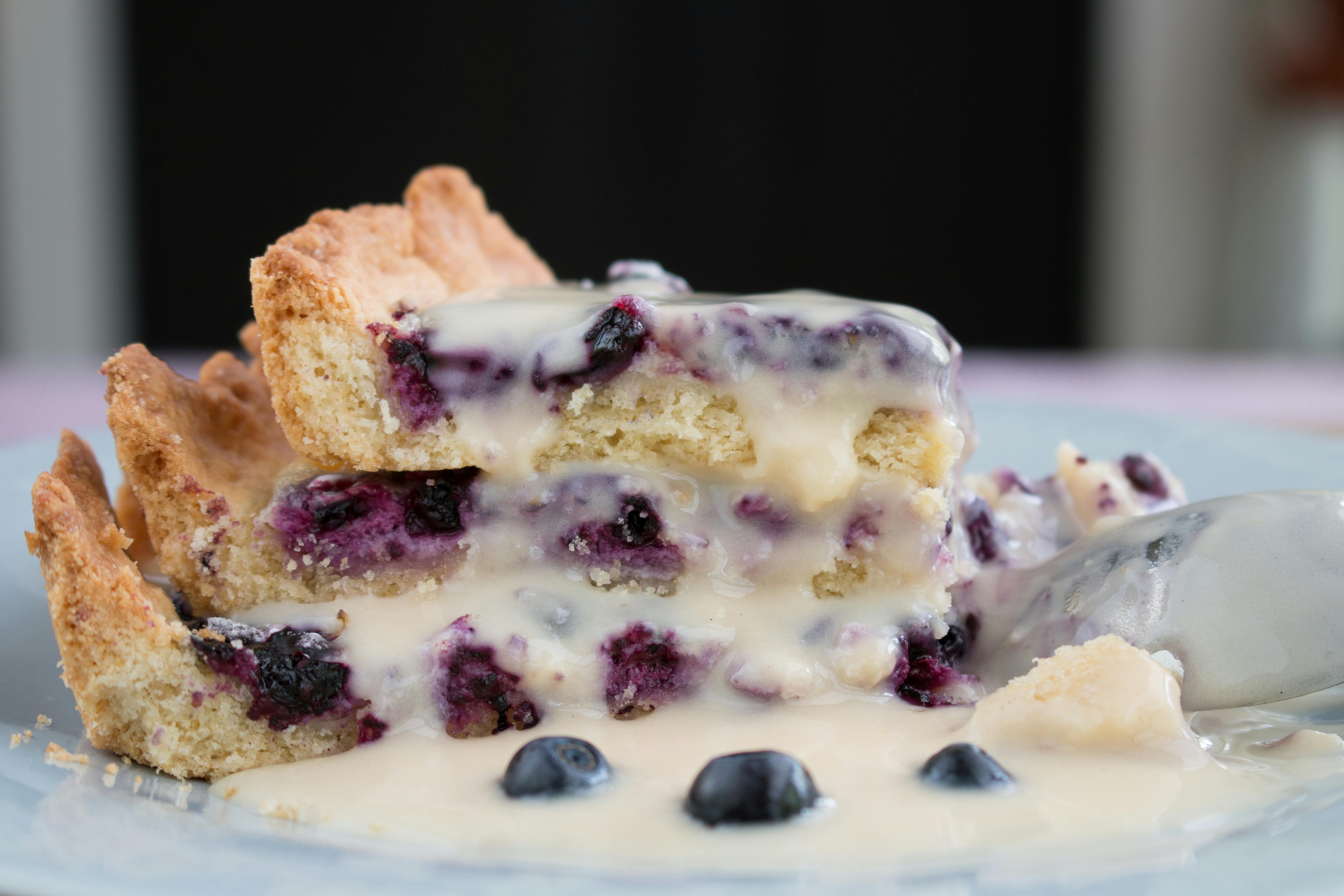 免费 美味的蓝莓挞，淋上奶油酱，是甜点爱好者的完美选择。 素材图片