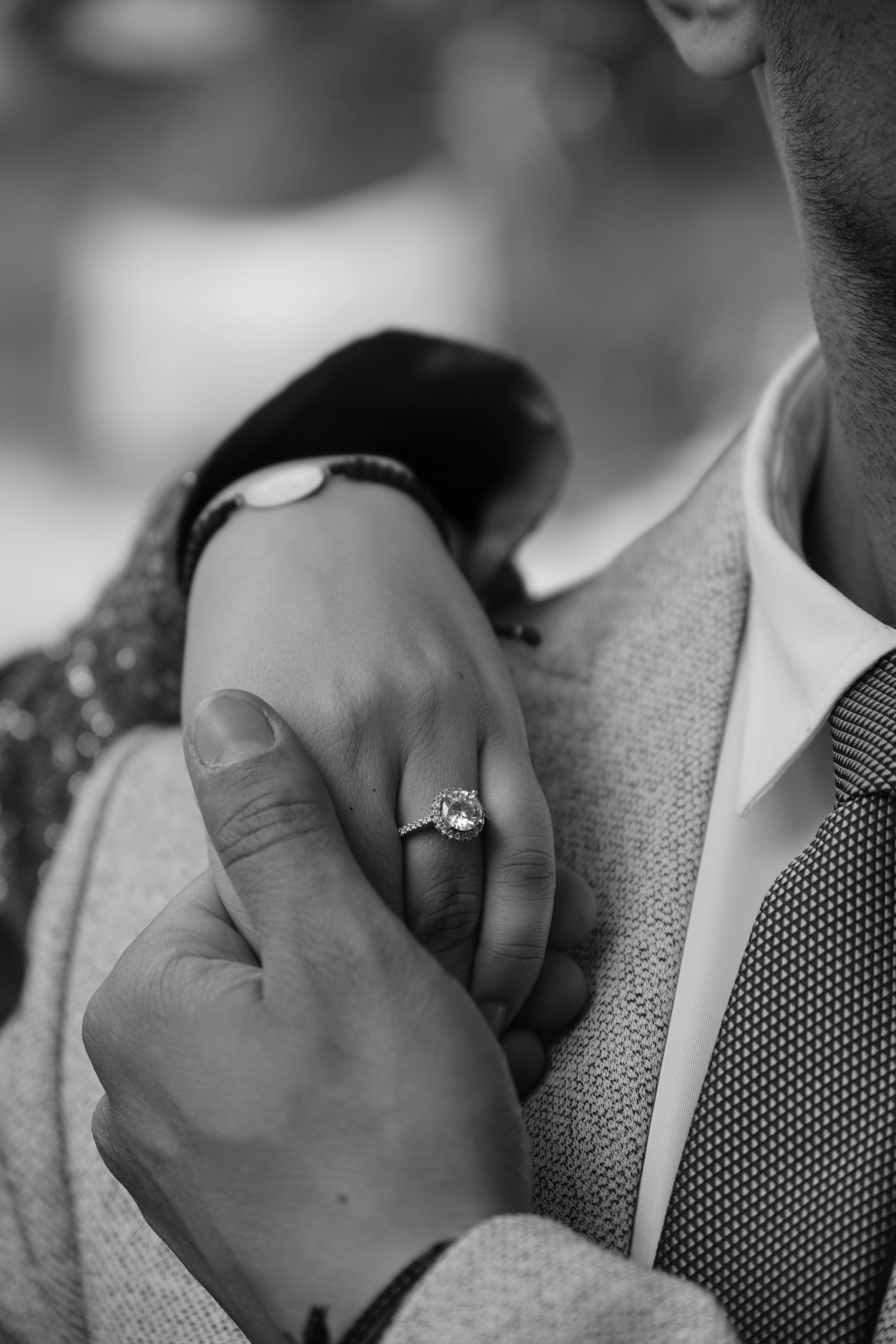 bezplatná Detailní záběr na ruce páru ukazující zásnubní prsten v romantickém okamžiku. Základová fotografie