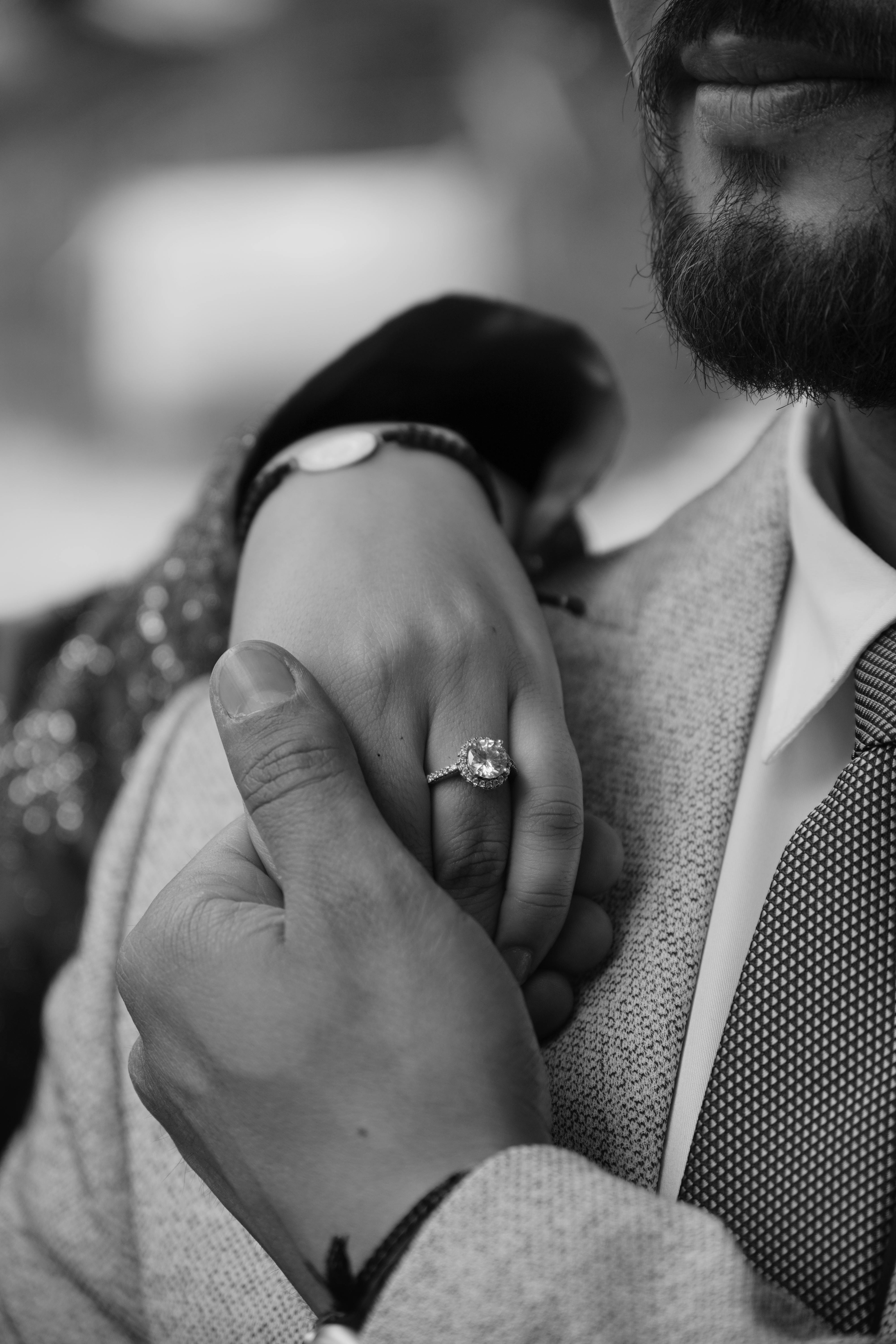 Gratis Immagine ravvicinata in bianco e nero delle mani della coppia con l'anello di fidanzamento. Foto a disposizione