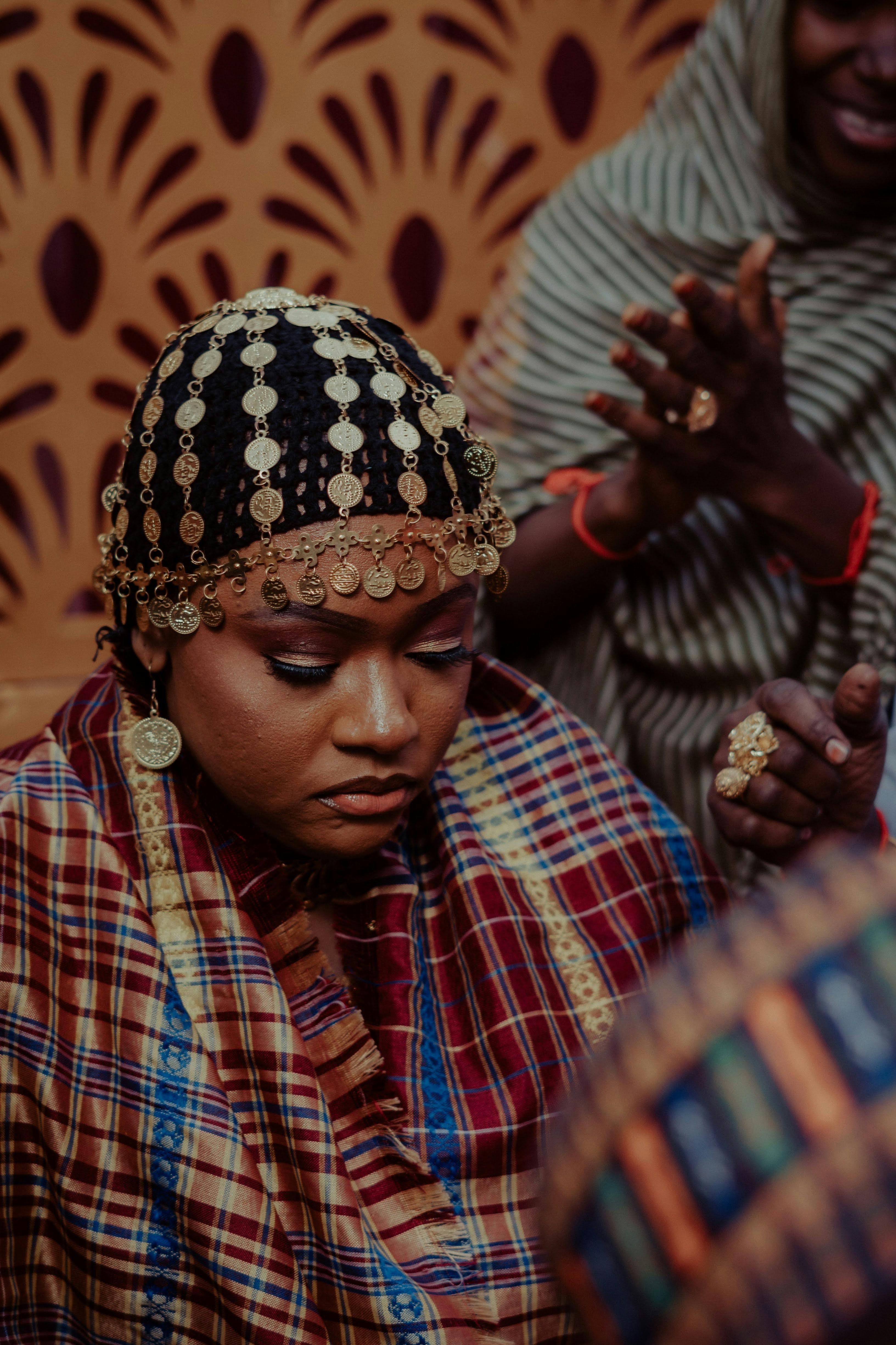 бесплатная Крупный план невесты в традиционном африканском наряде во время культурной церемонии. Стоковое фото