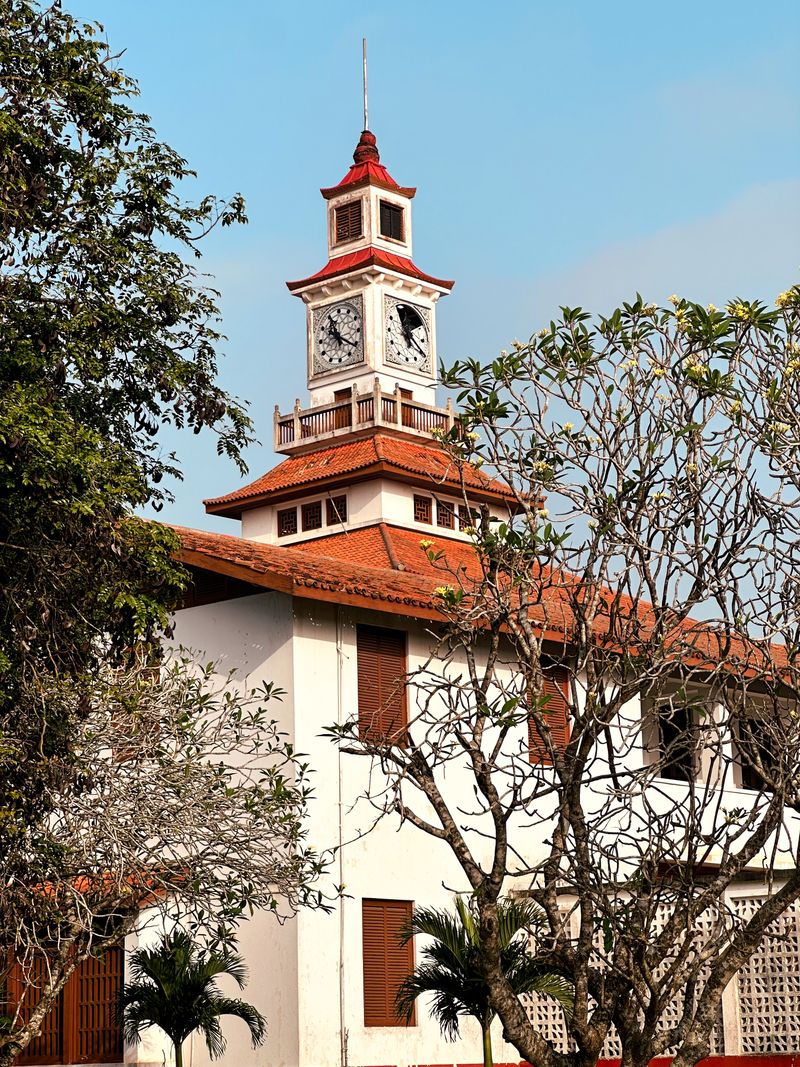 Iconic Balme Library Tower in Accra, Ghana · Free Stock Photo