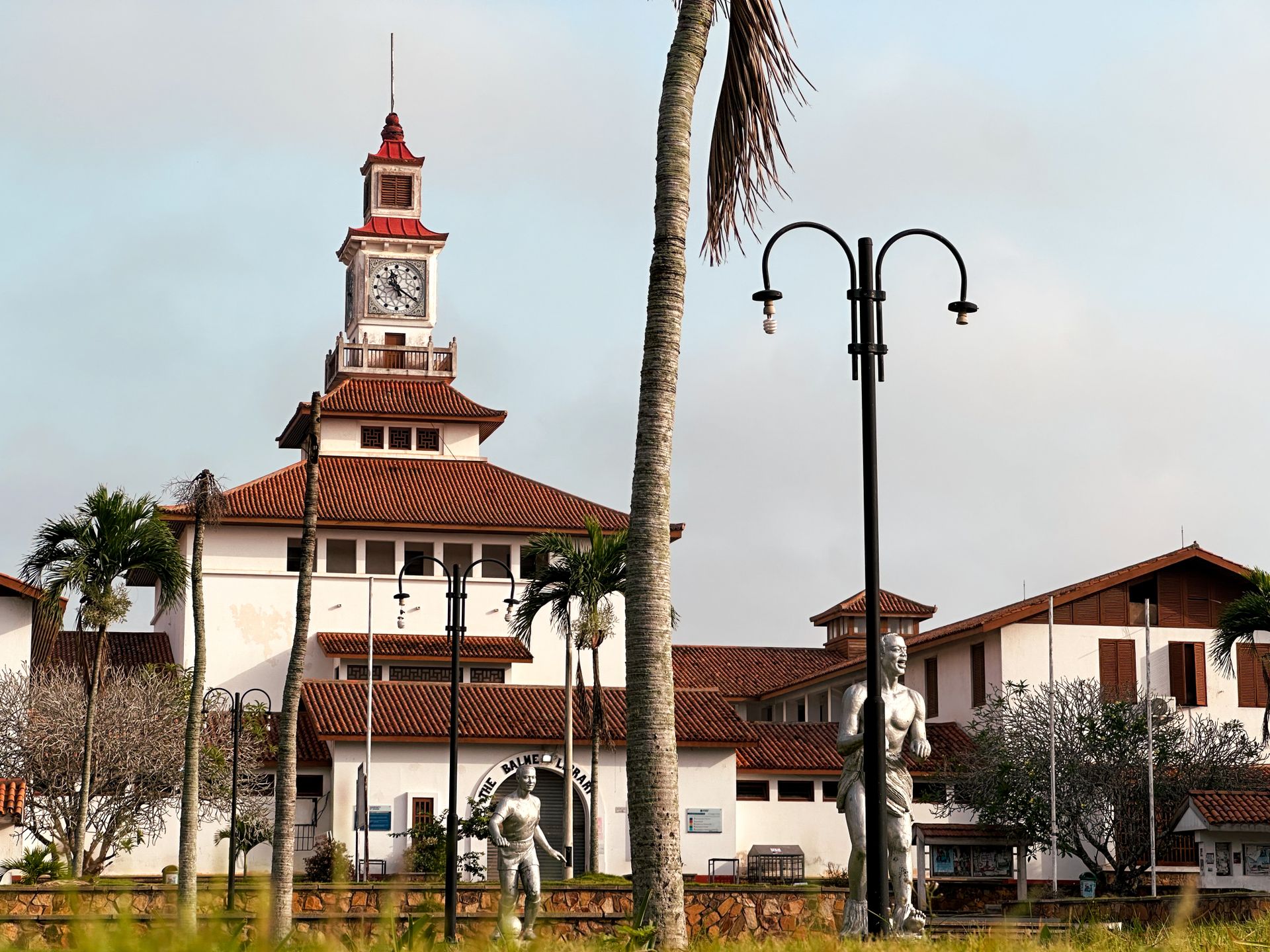 Campus universitario en Acra con luz de la mañana