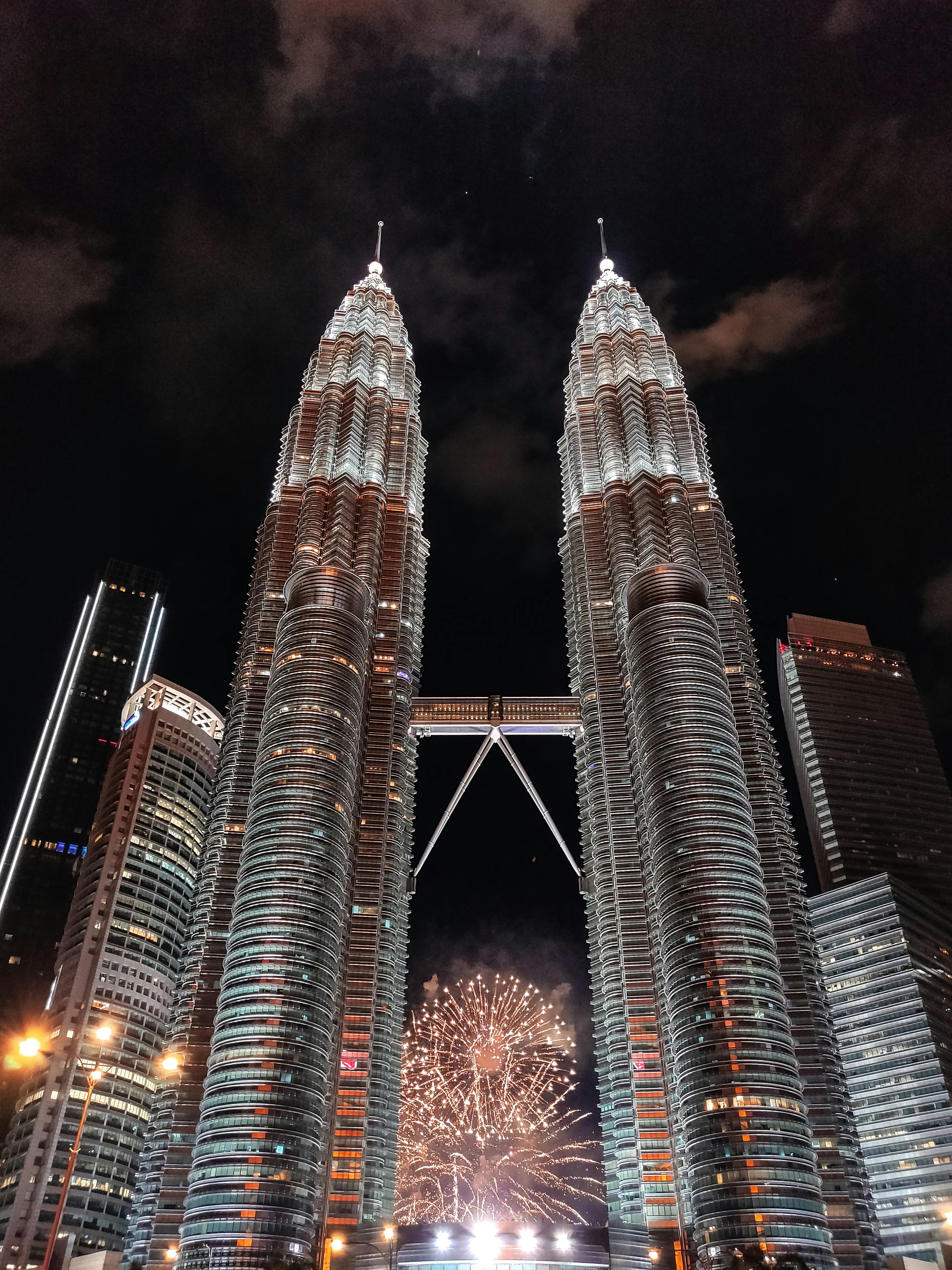 Petronas Twin Towers Photos Download The BEST Free Petronas Twin Towers  Stock Photos  HD Images