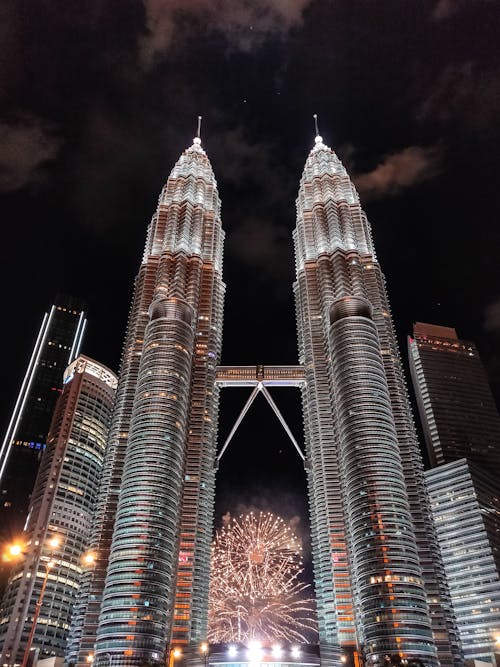 야간 고층 빌딩