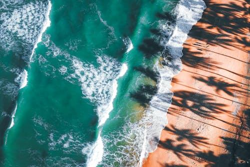 Vue Aérienne Des Vagues De L'océan Sur La Rive